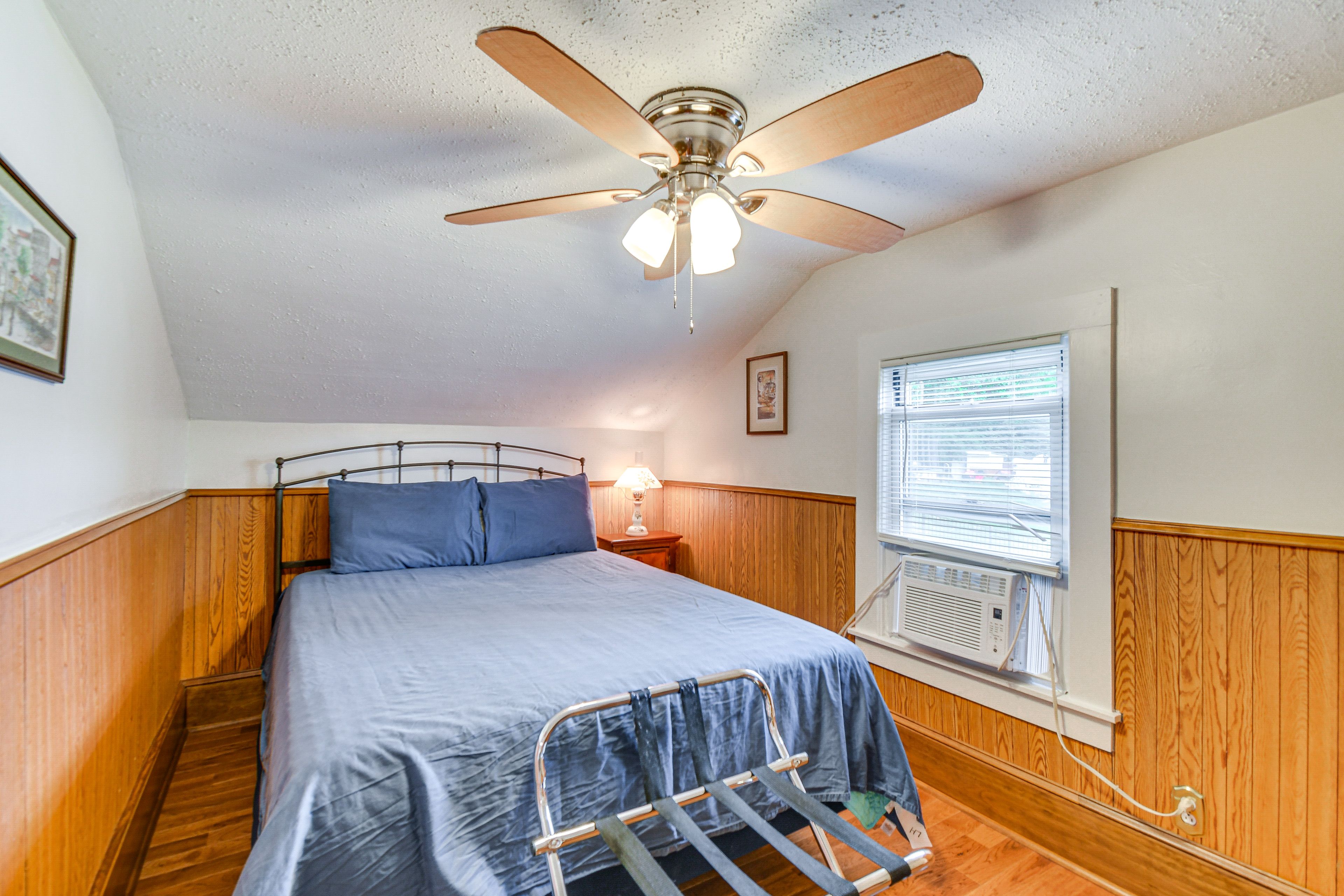 Bedroom 2 | Queen Bed