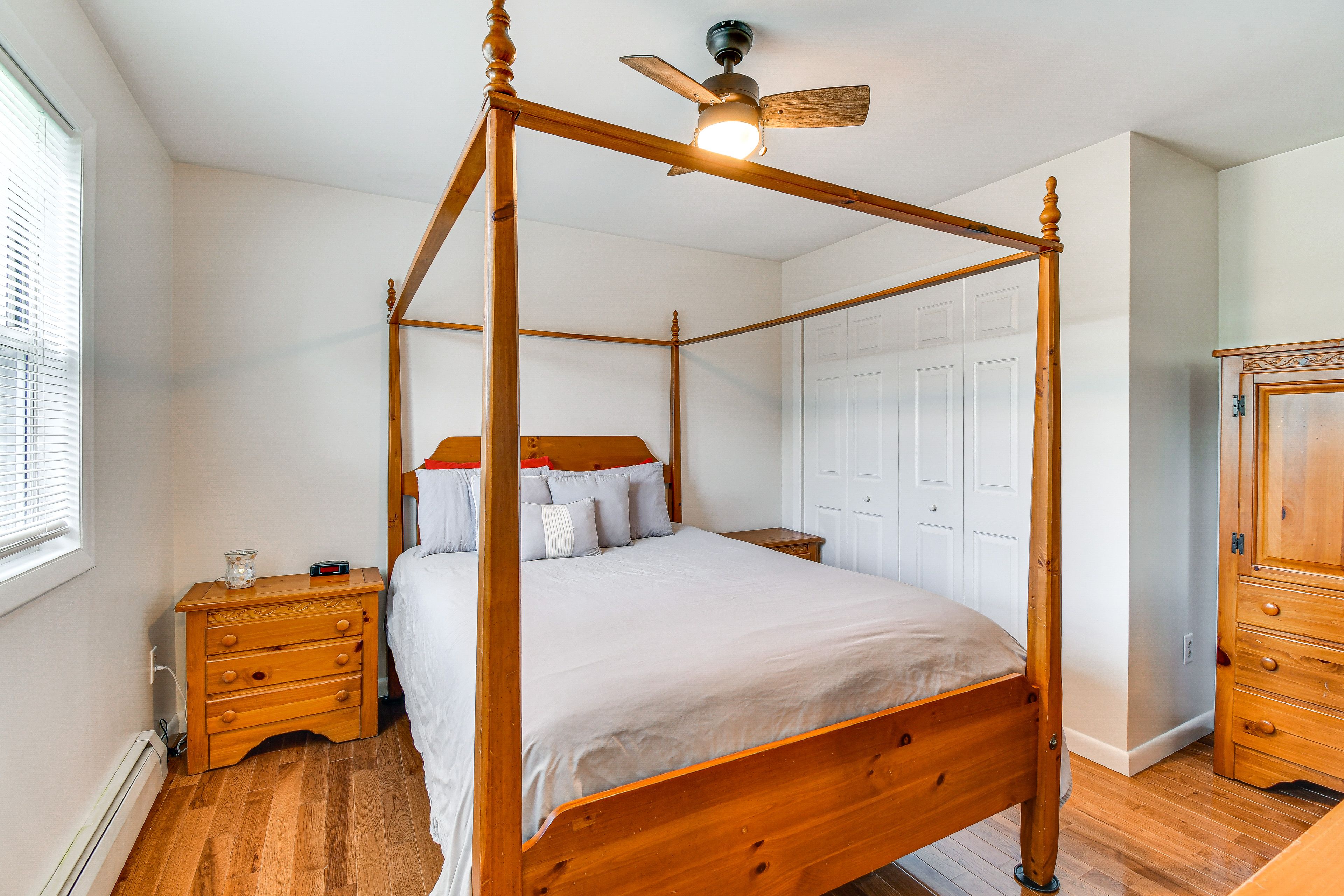 Bedroom 4 | Queen Bed
