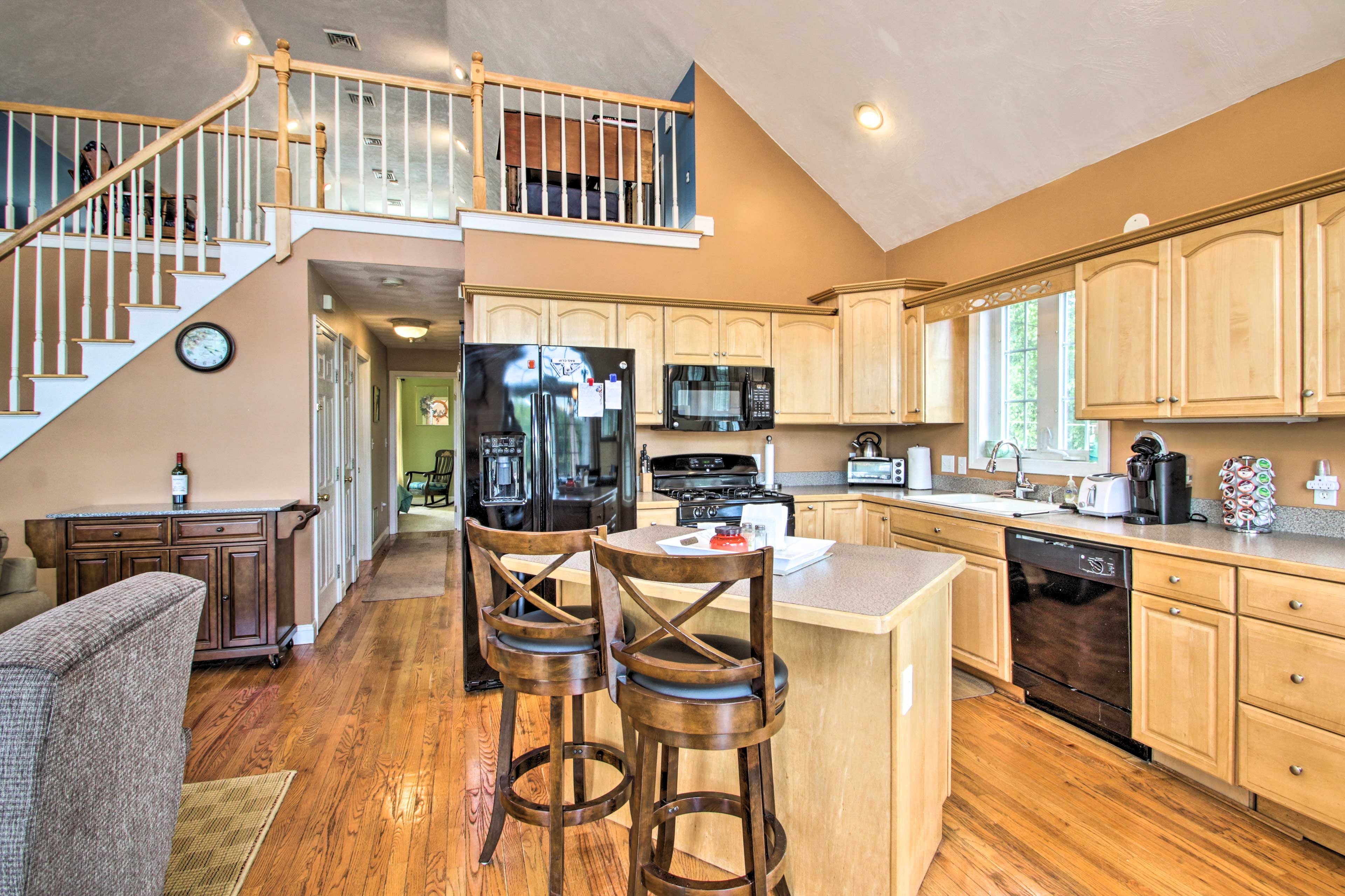 Kitchen | Cooking Basics | High-Top Breakfast Bar | Fully Equipped