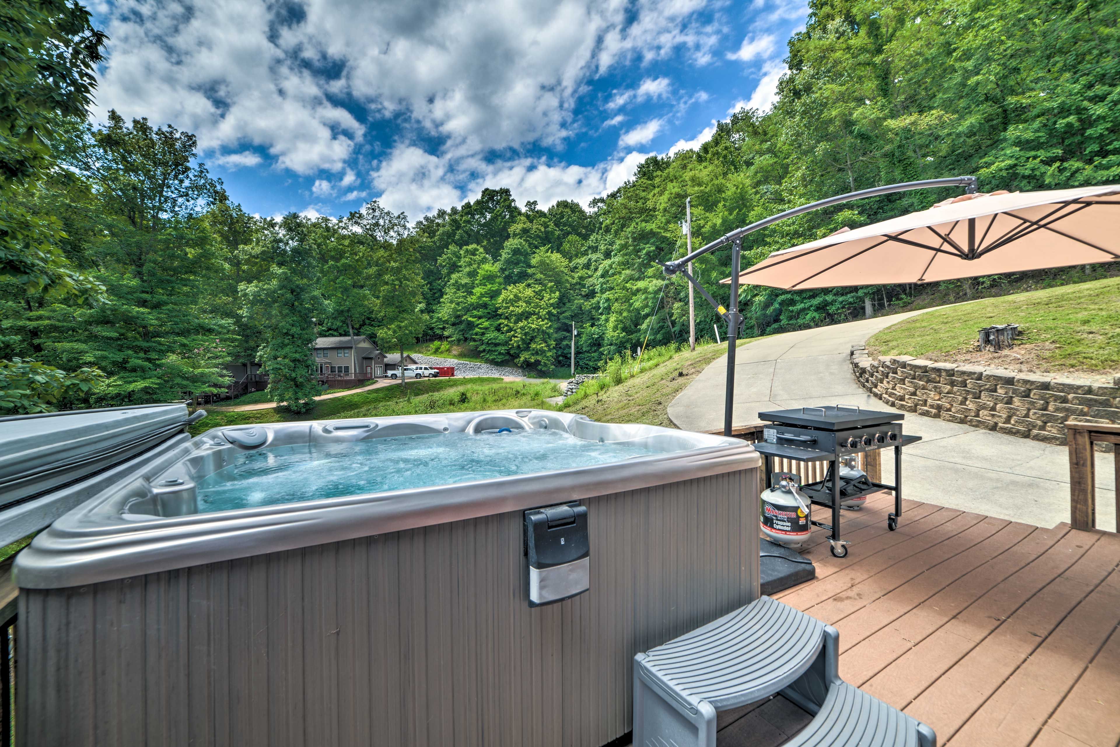 Deck | Hot Tub | Griddle Unavailable