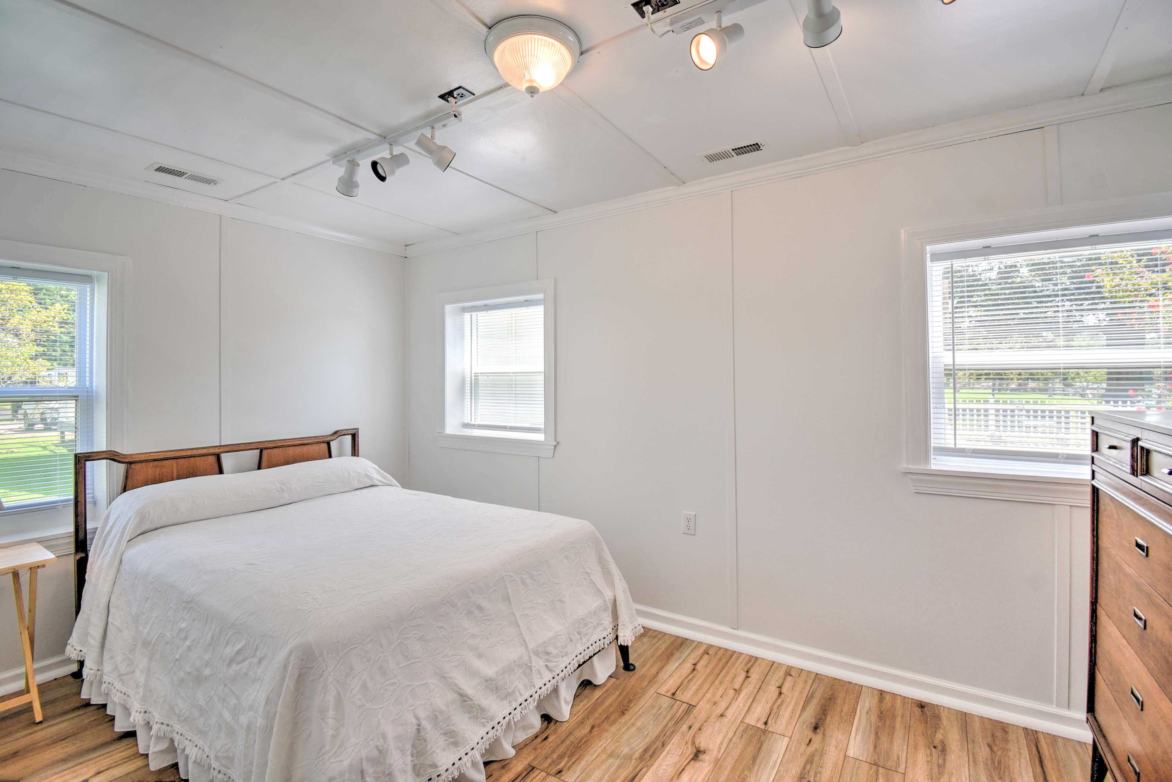 Bedroom | Queen Bed | Linens Provided