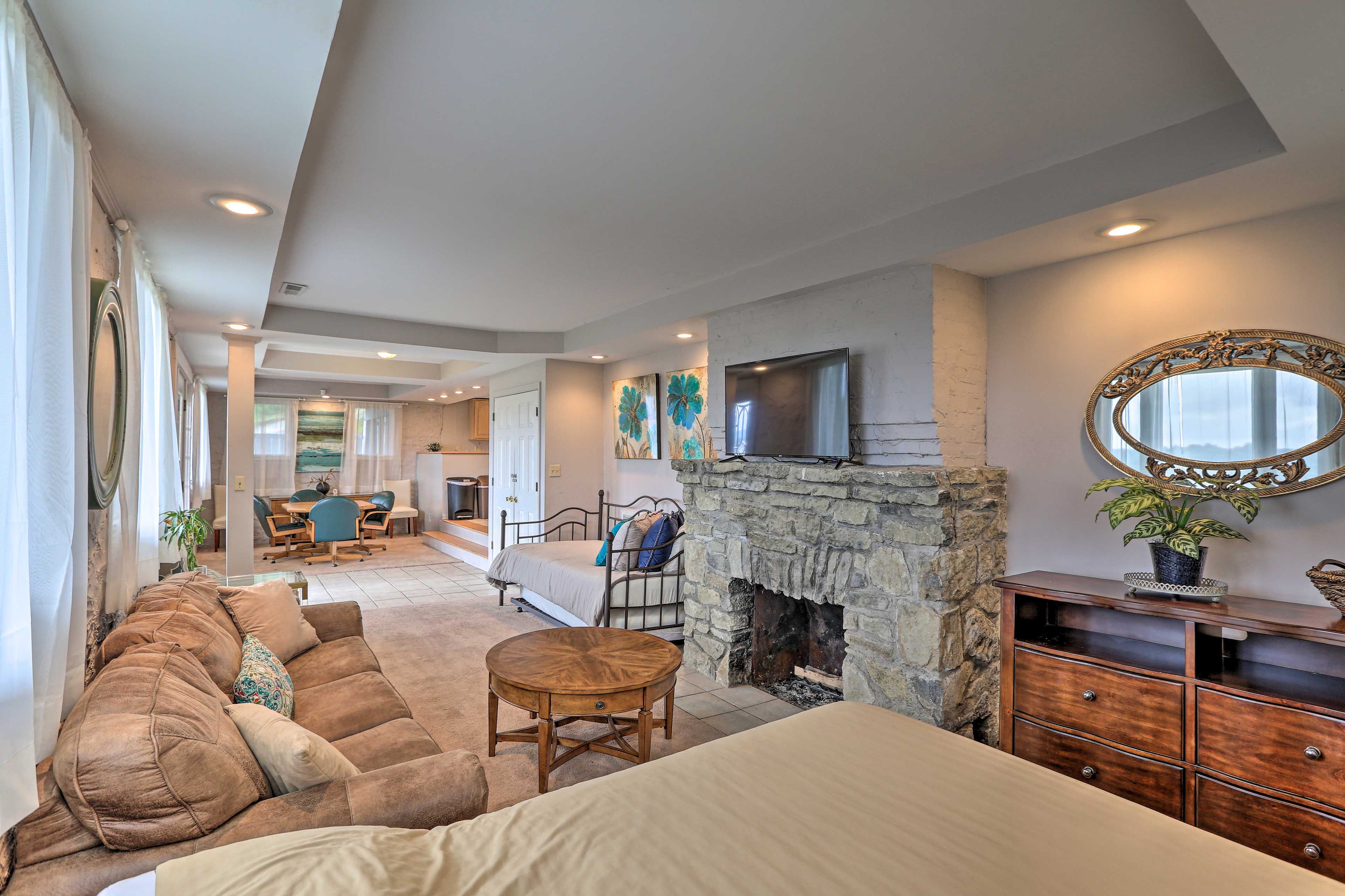 Living Room | Queen Bed | Twin Bed w/ Twin Trundle Bed | Free WiFi