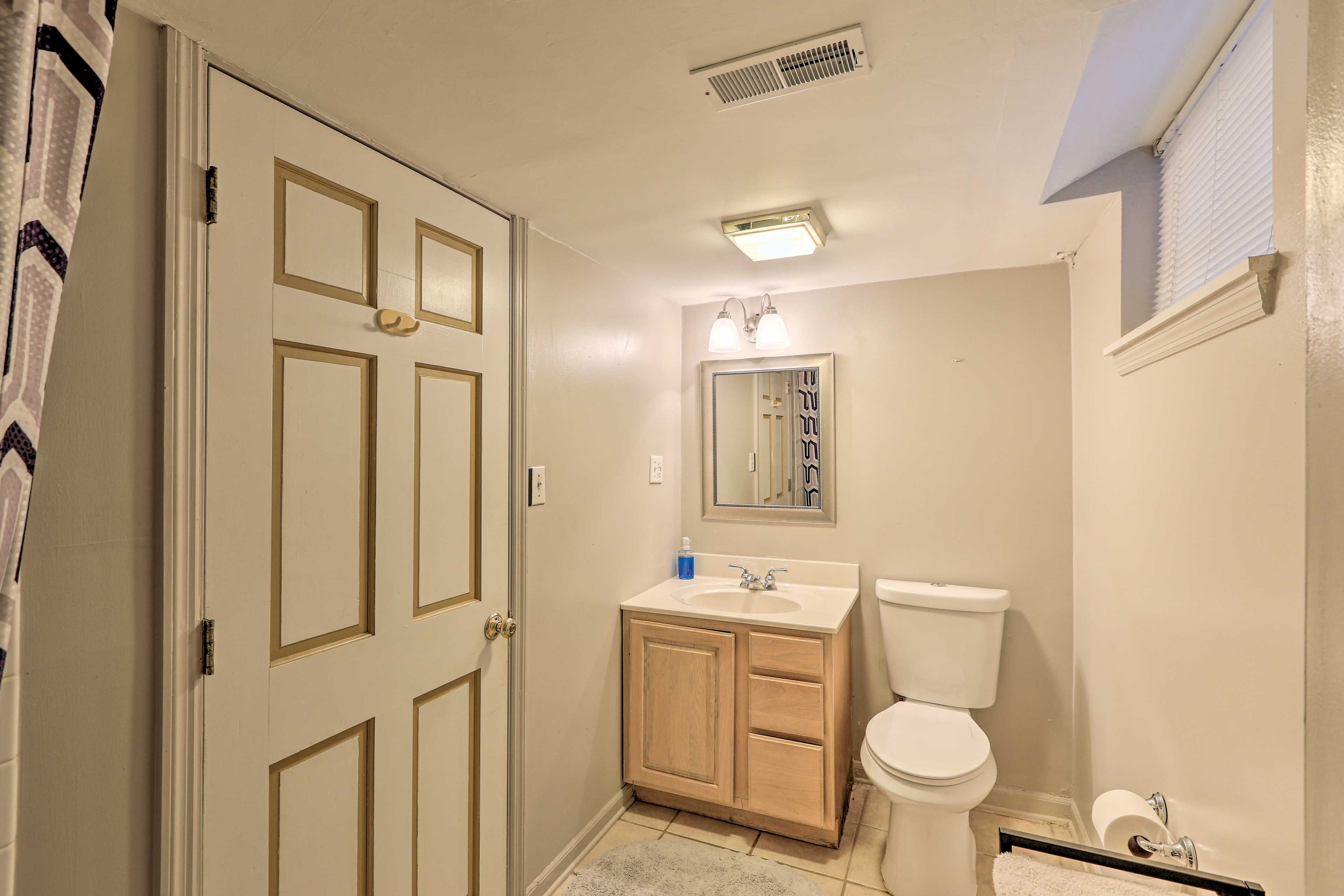 Full Bathroom | Towels Provided