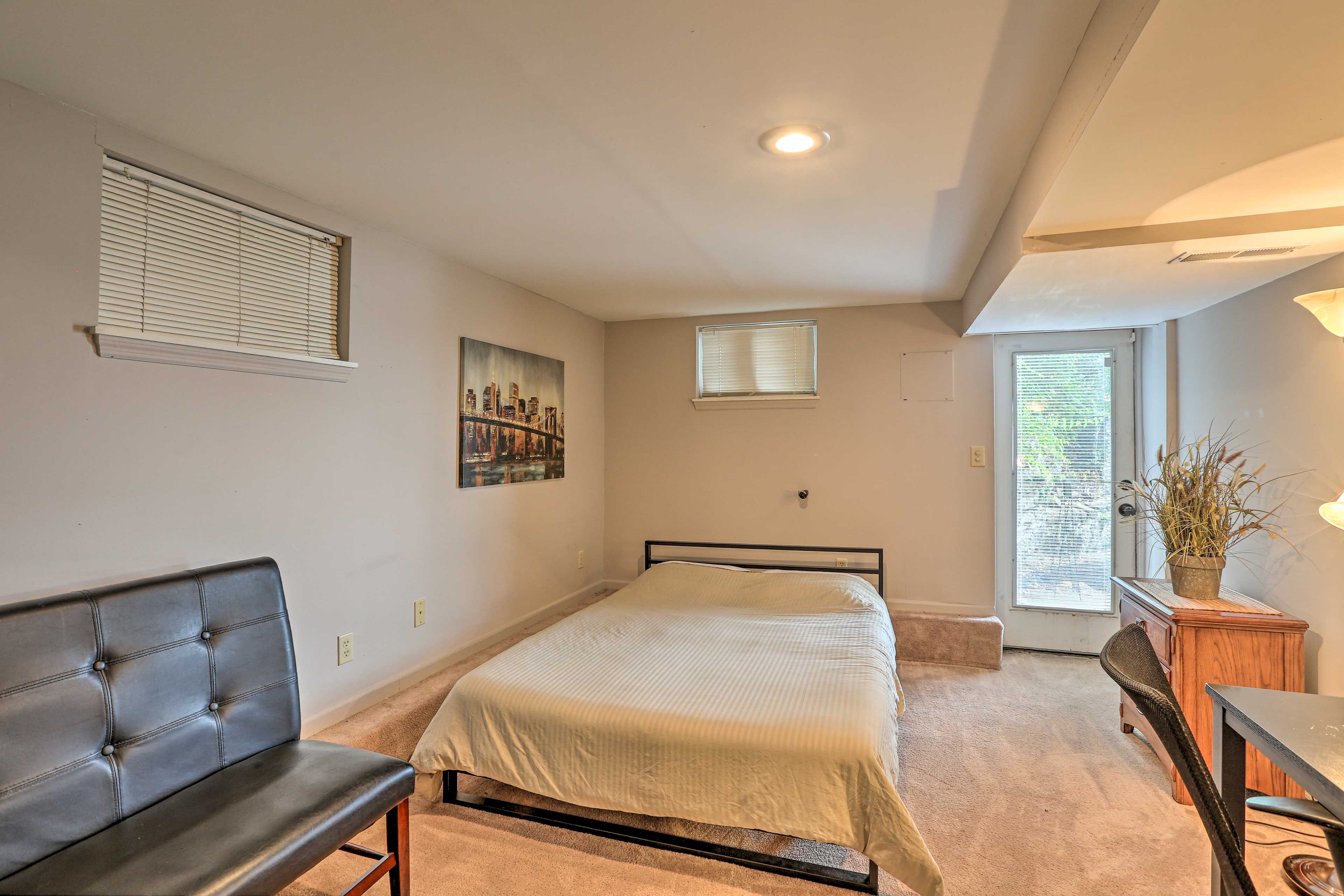 Bedroom | Queen Bed | Linens Provided