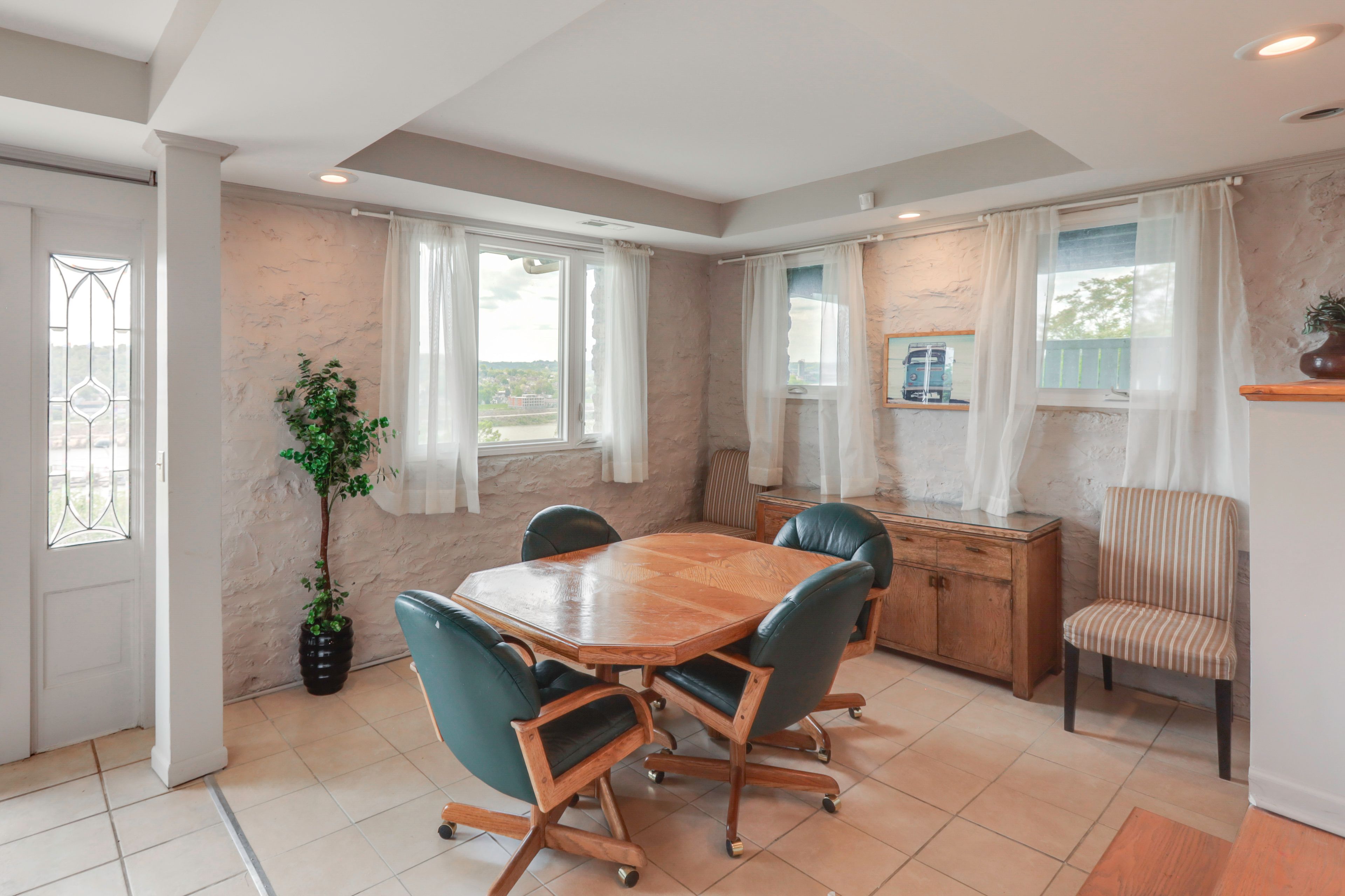 Dining Area | Dishware/Flatware Provided