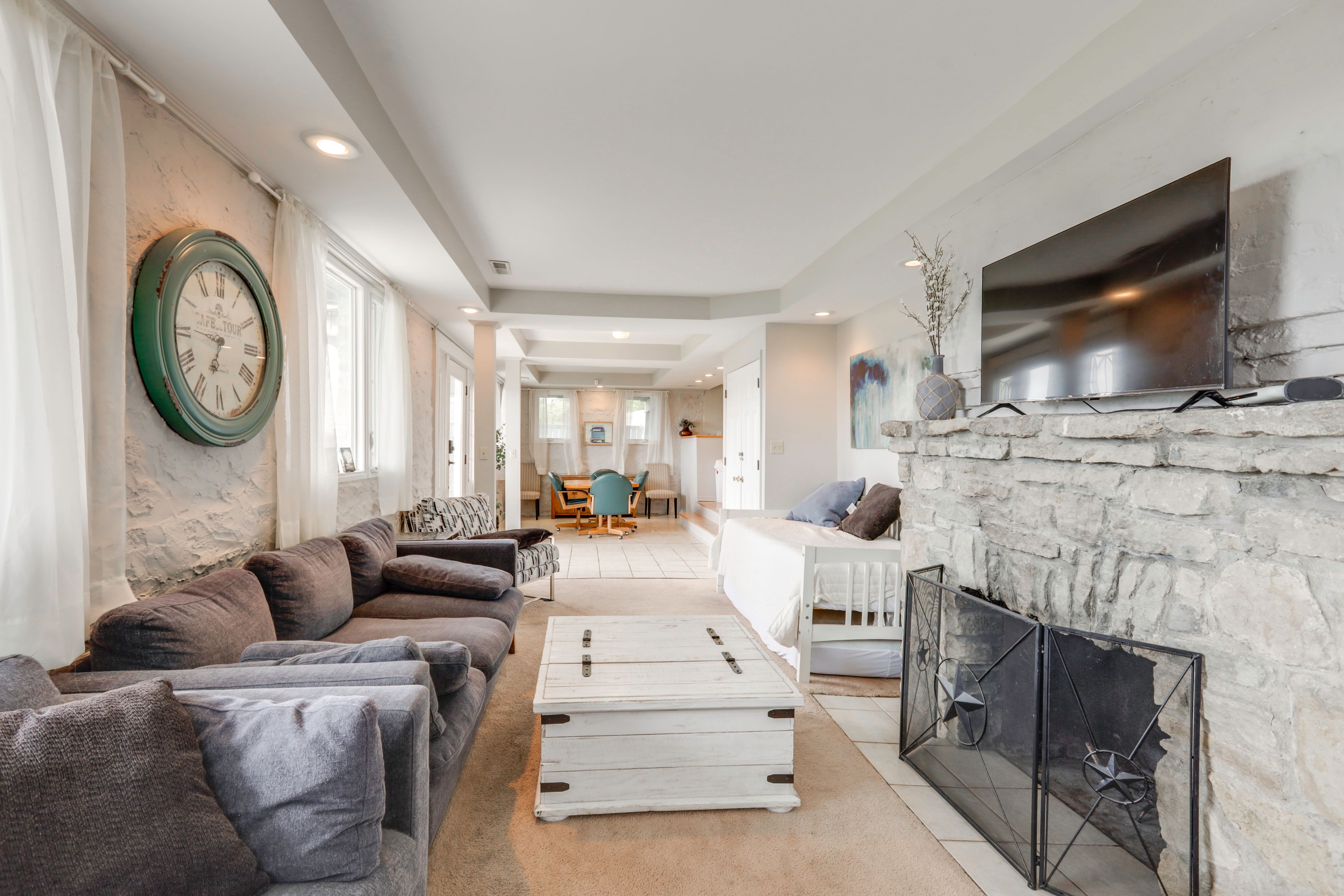 Living Room | Flat-Screen TV | Fireplace