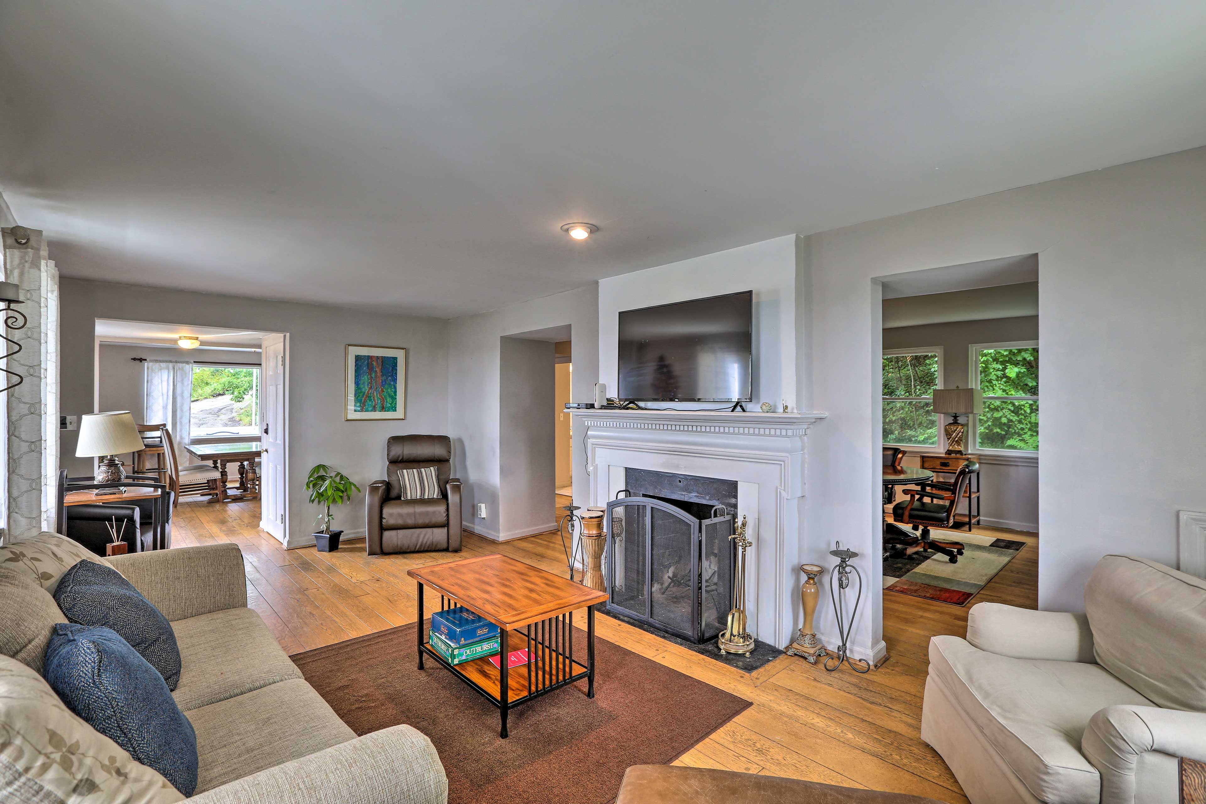 Living Room | 1st Floor | Smart TV