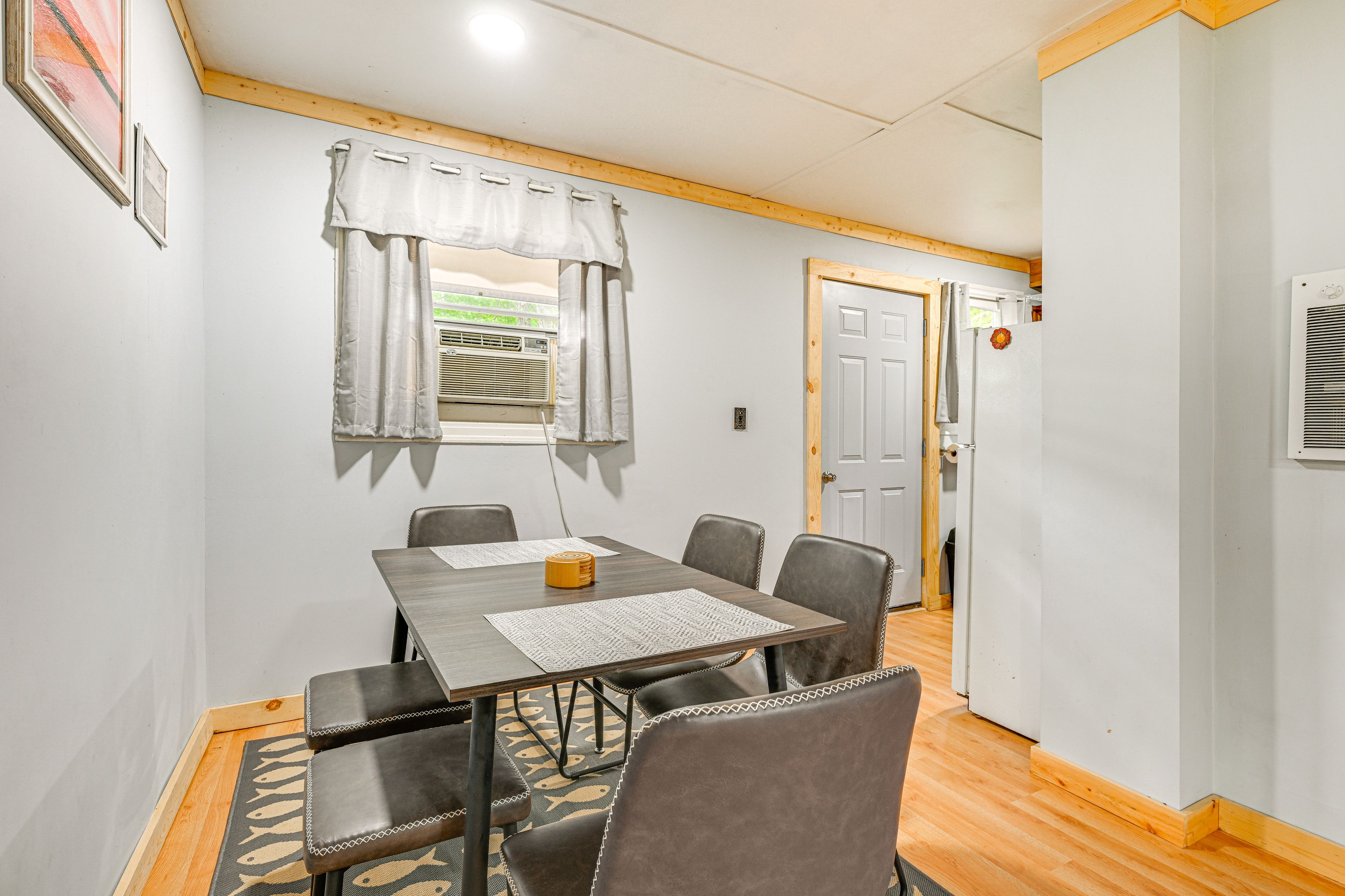 Dining Area | Dishes & Flatware Provided