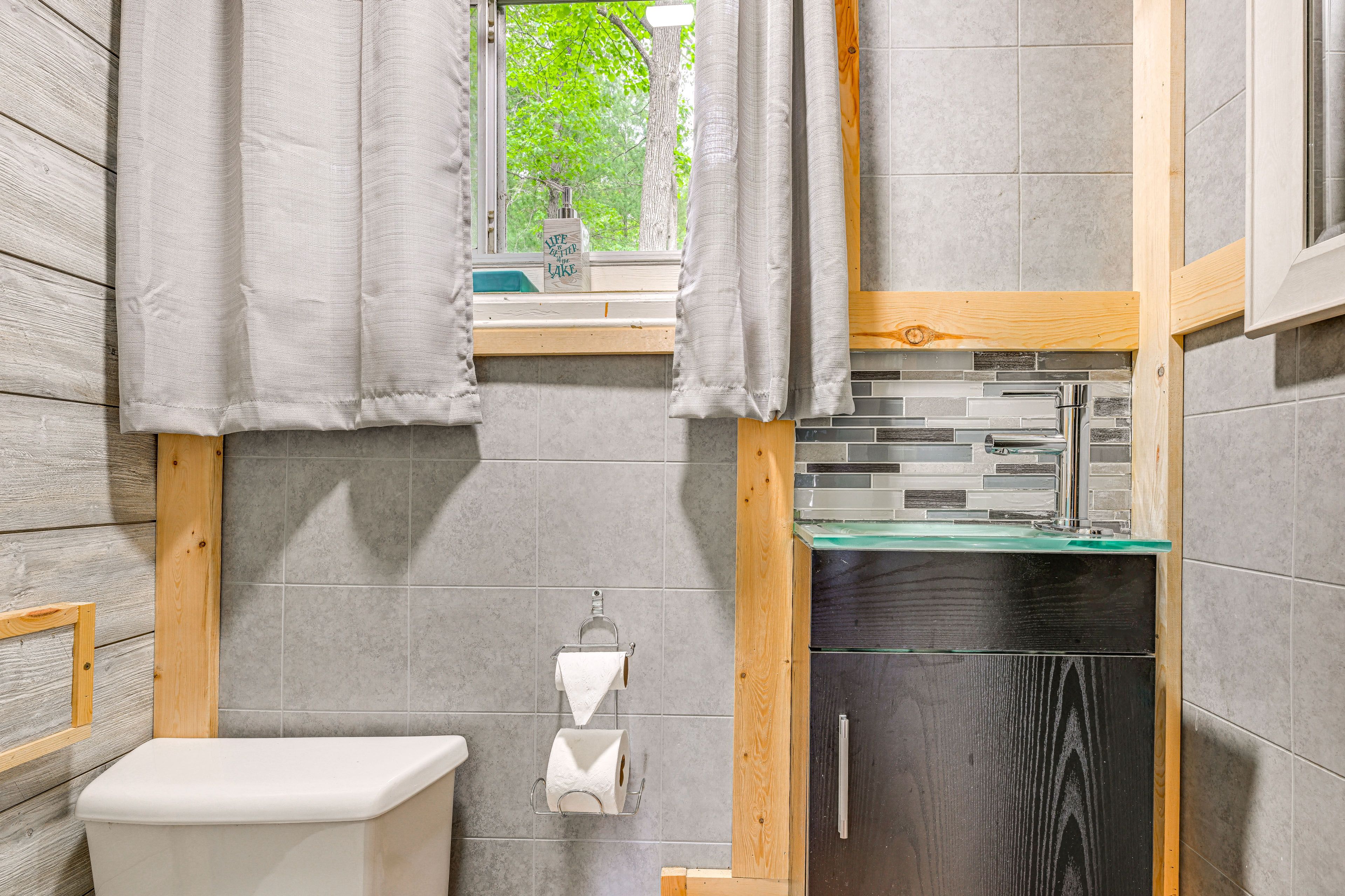 Full Bathroom | Towels & Linens Provided | Shower