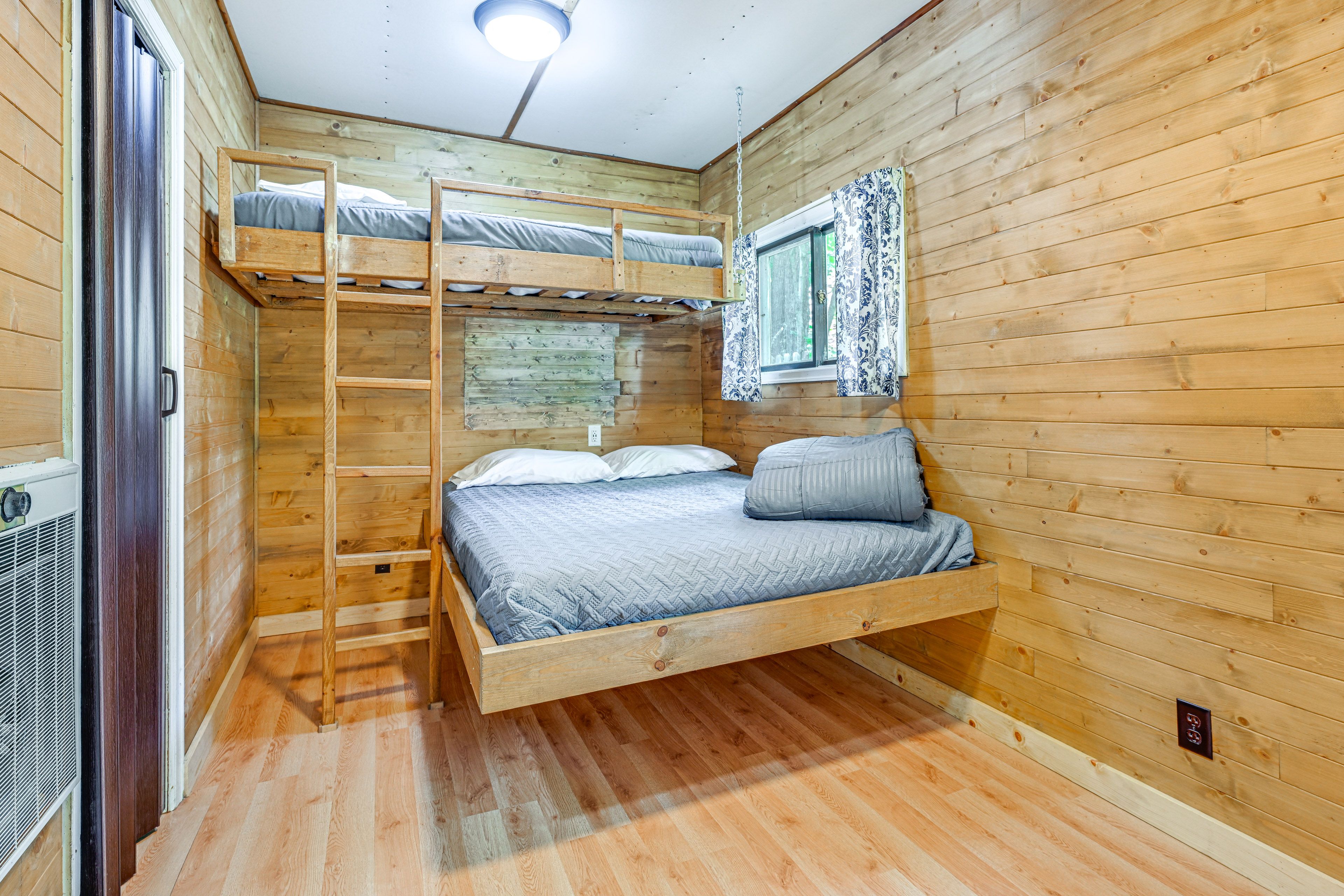 Bedroom 1 | Twin/Queen Bunk Bed