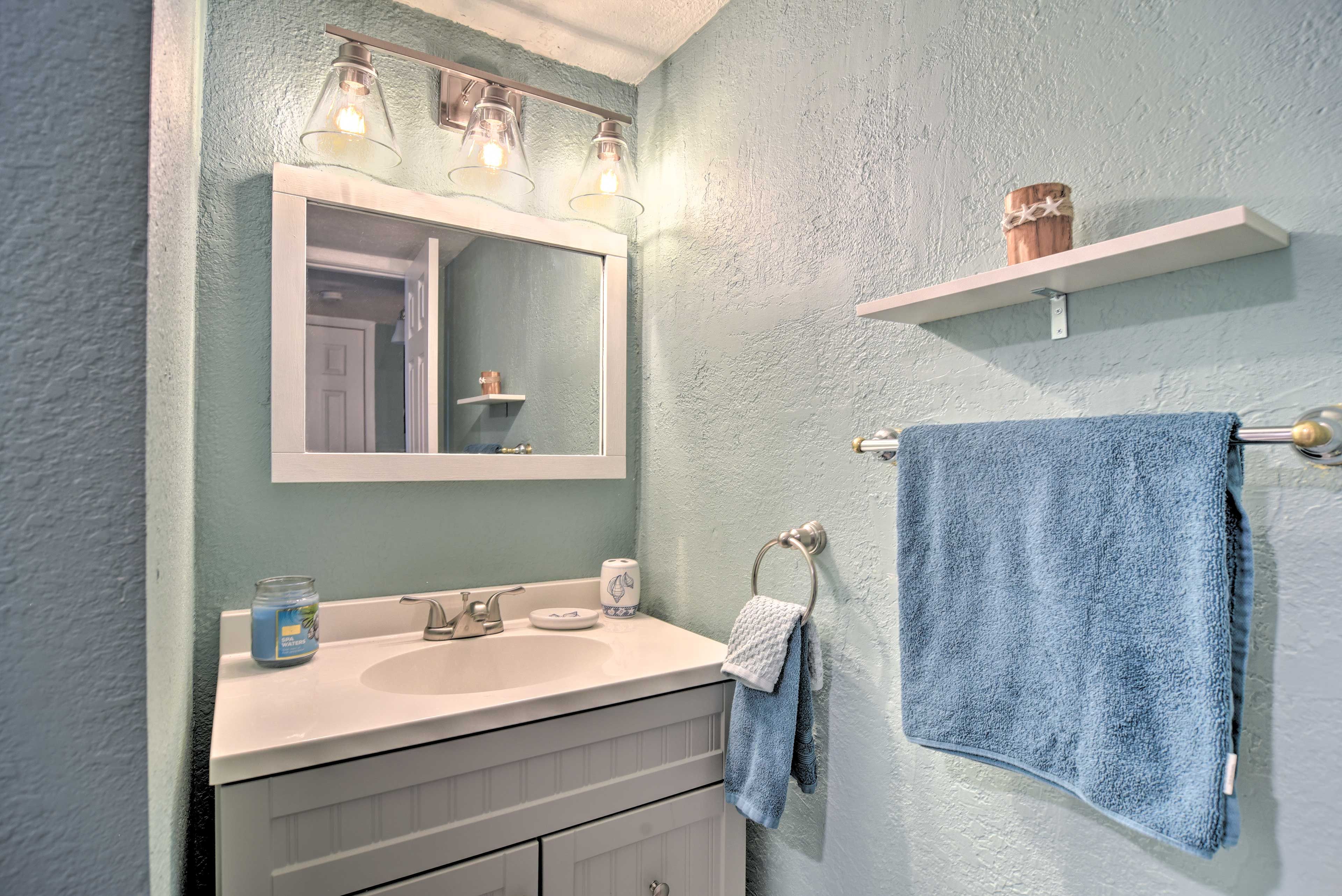 Full Bathroom | Towels Provided | Complimentary Toiletries