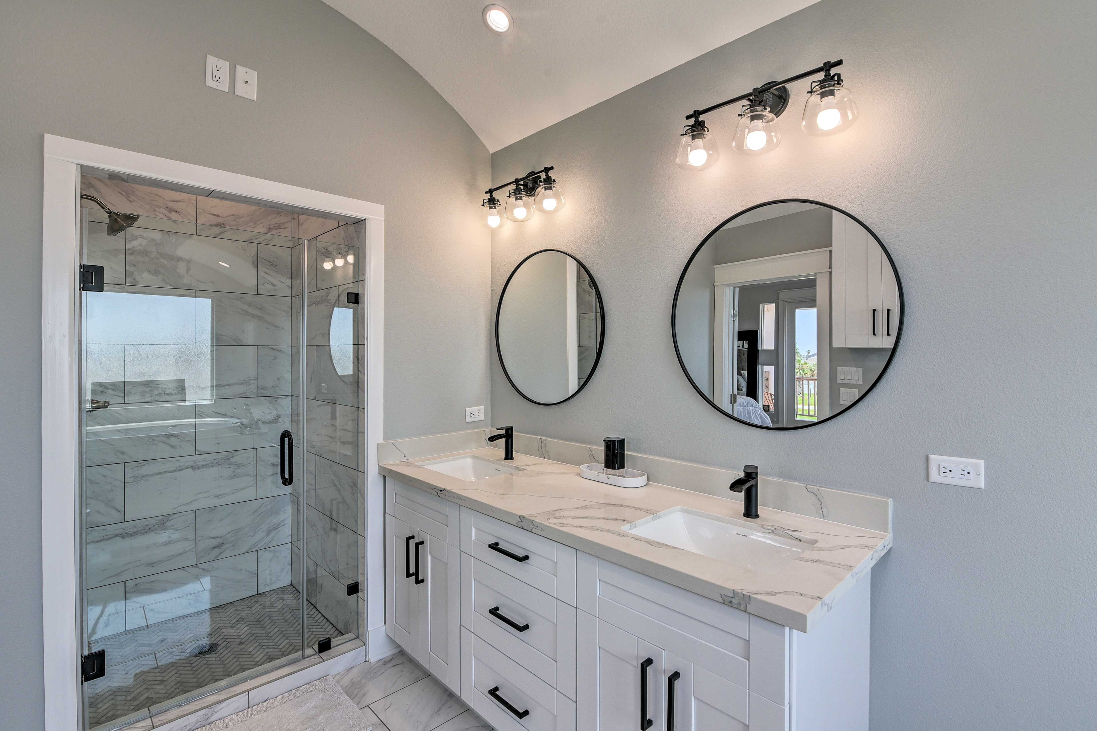 Full Bathroom 1