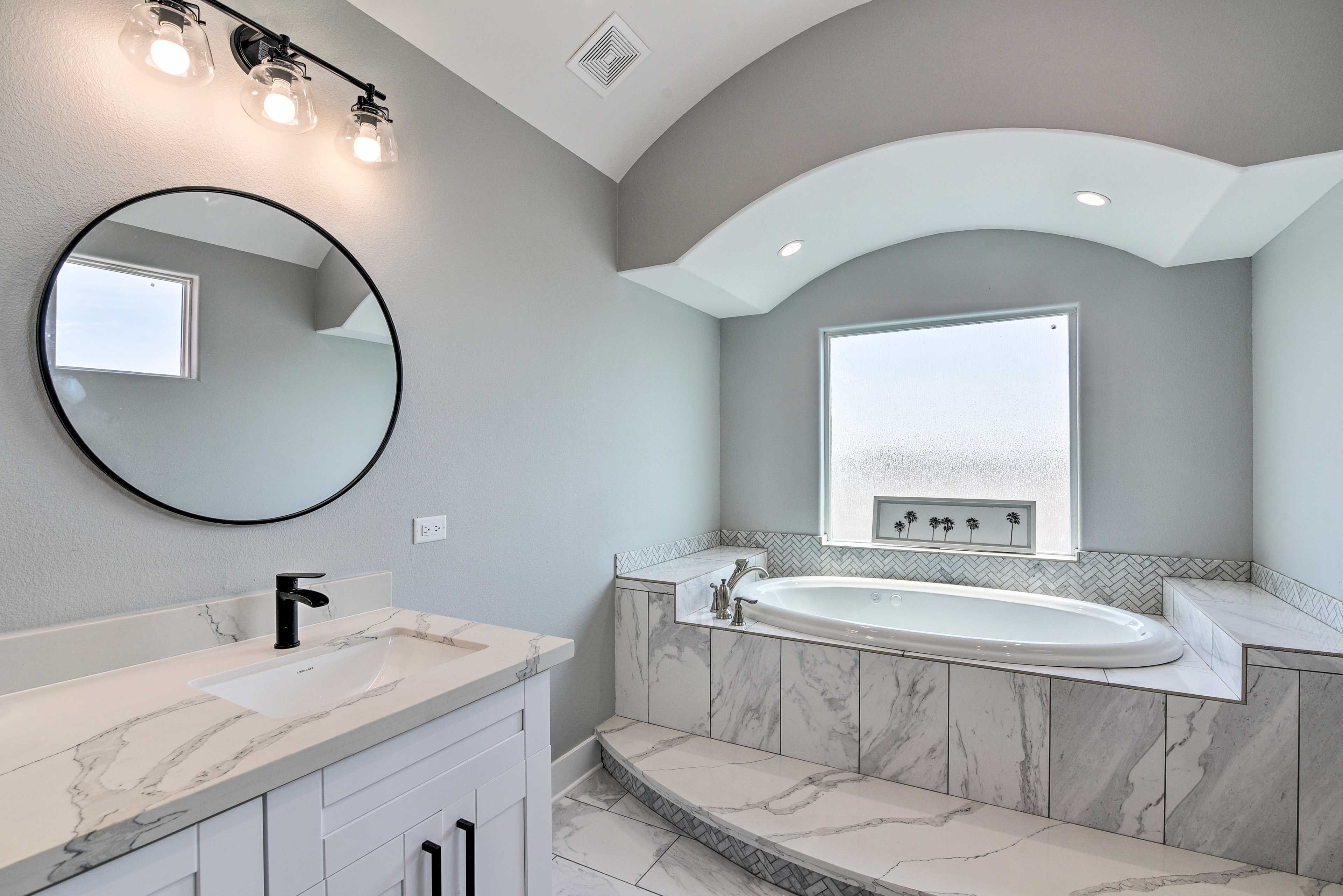 Full Bathroom 1 | En-Suite | Bathtub