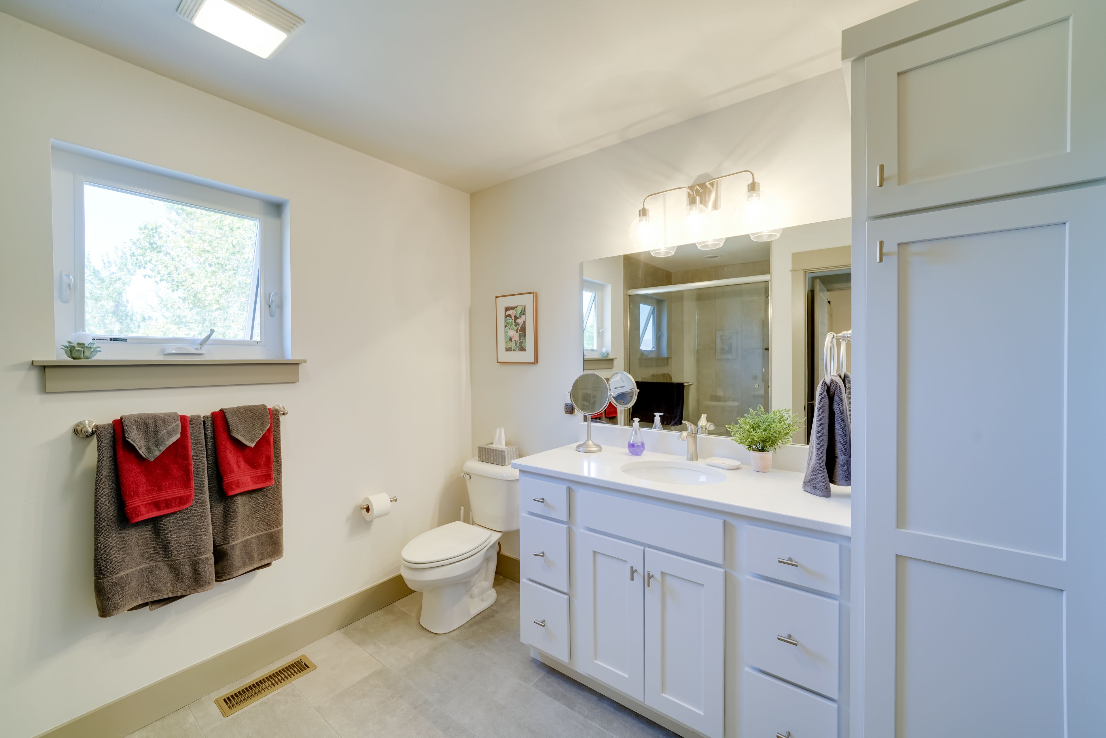 Full Bathroom | Towels & Linens Provided
