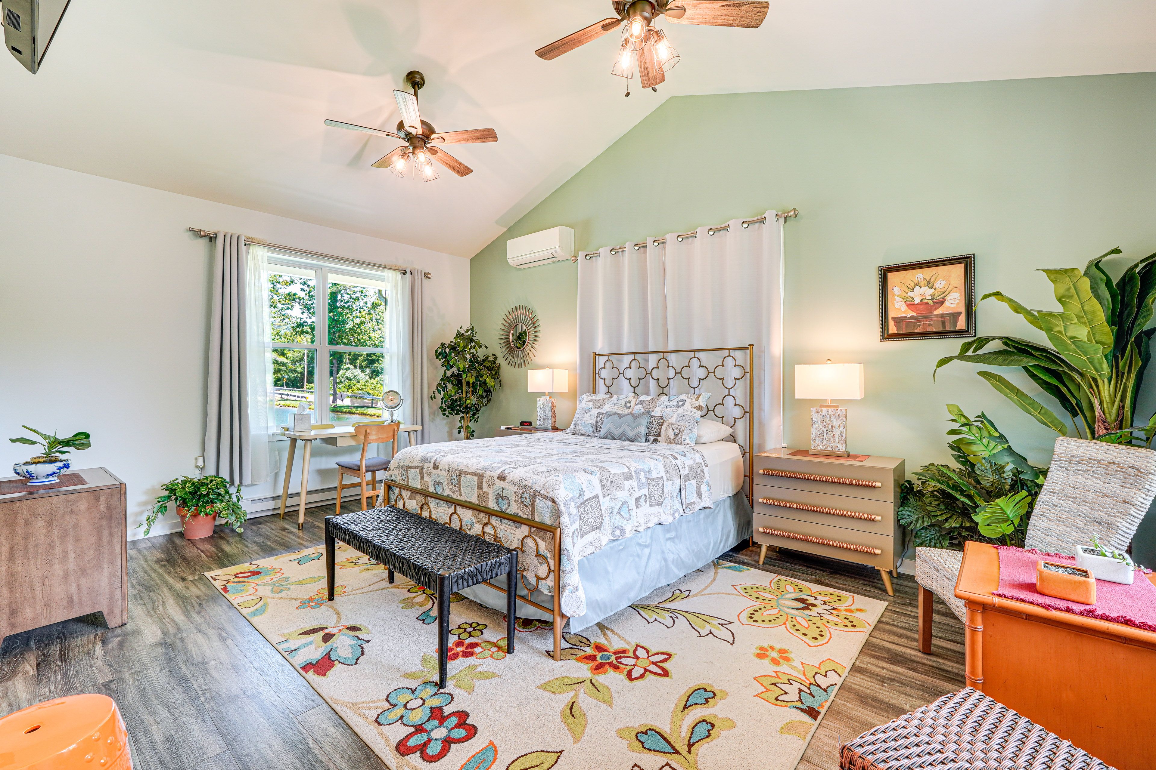 Bedroom | Queen Bed | Desk | Smart TV