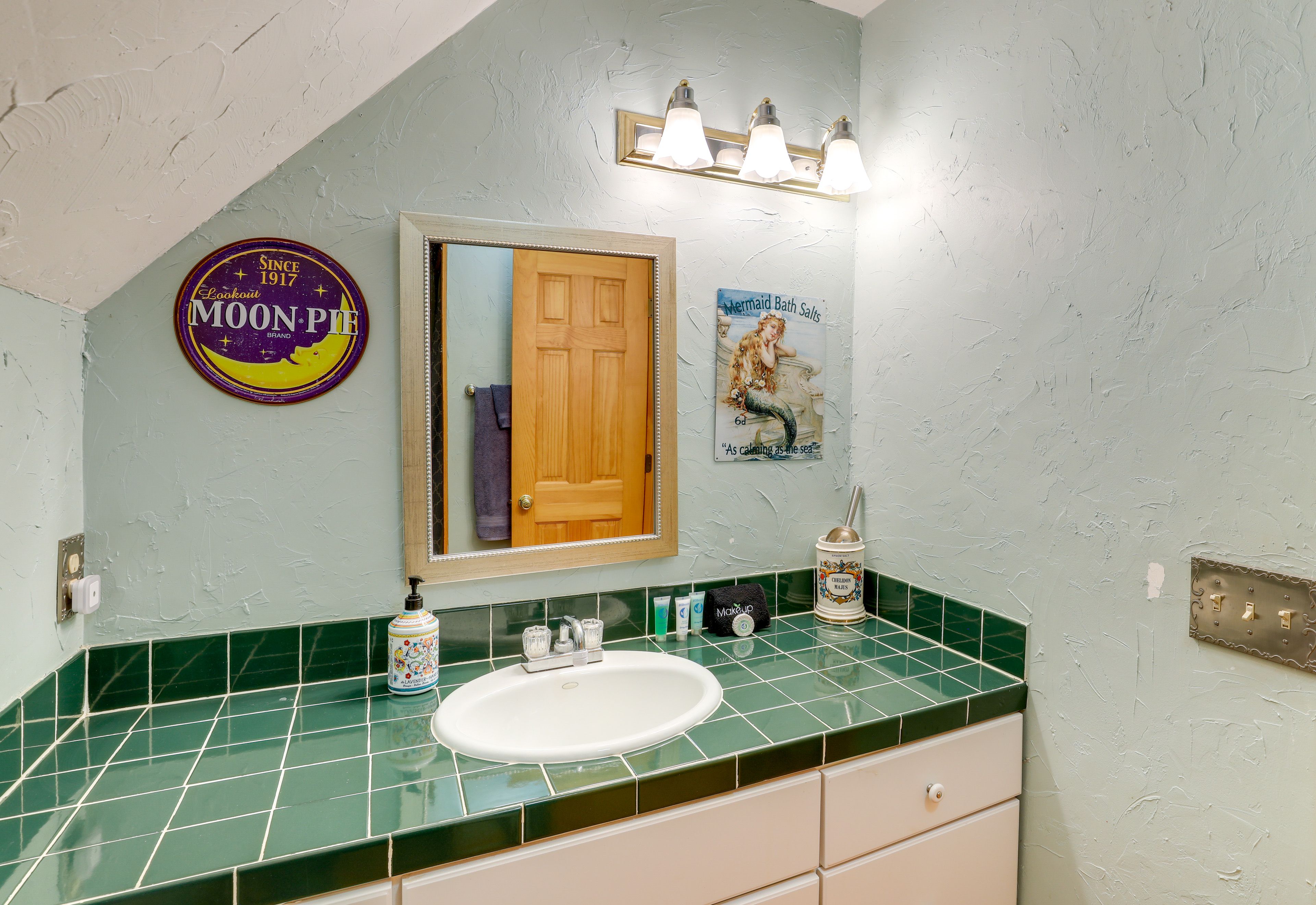 Bathroom | Top Floor | Complimentary Toiletries