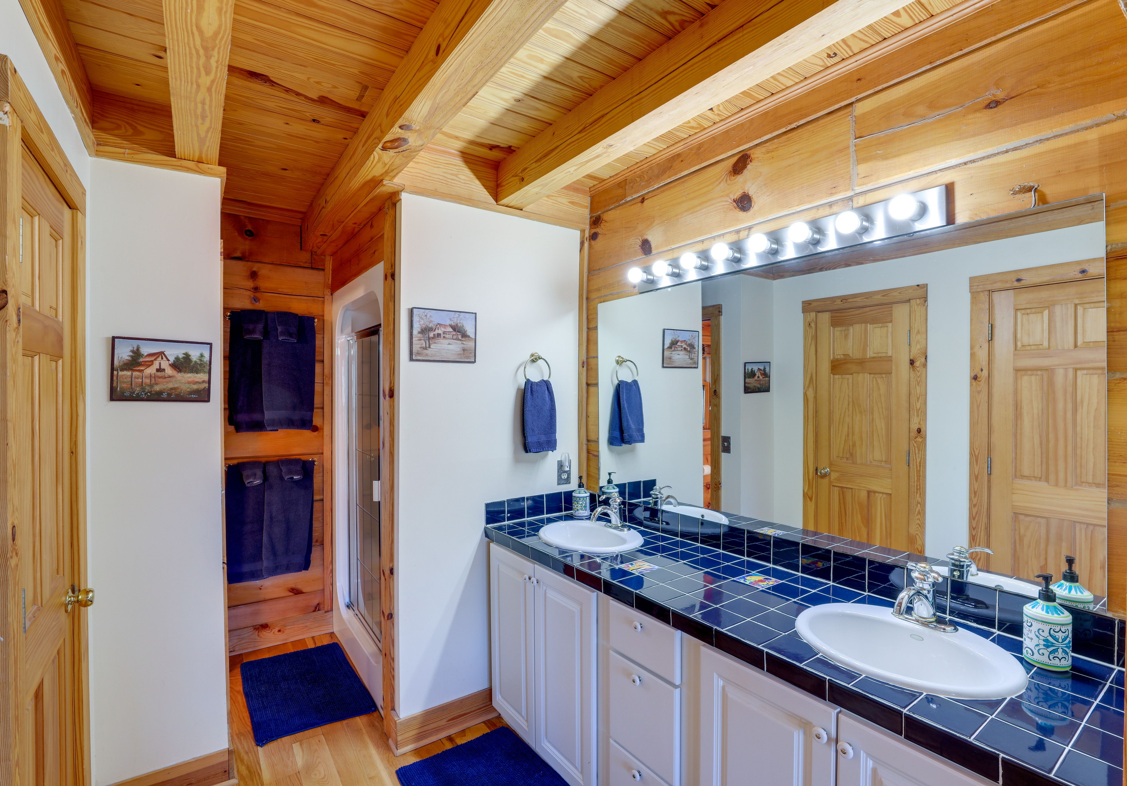 Full Bathroom | Towels Provided | Middle Floor