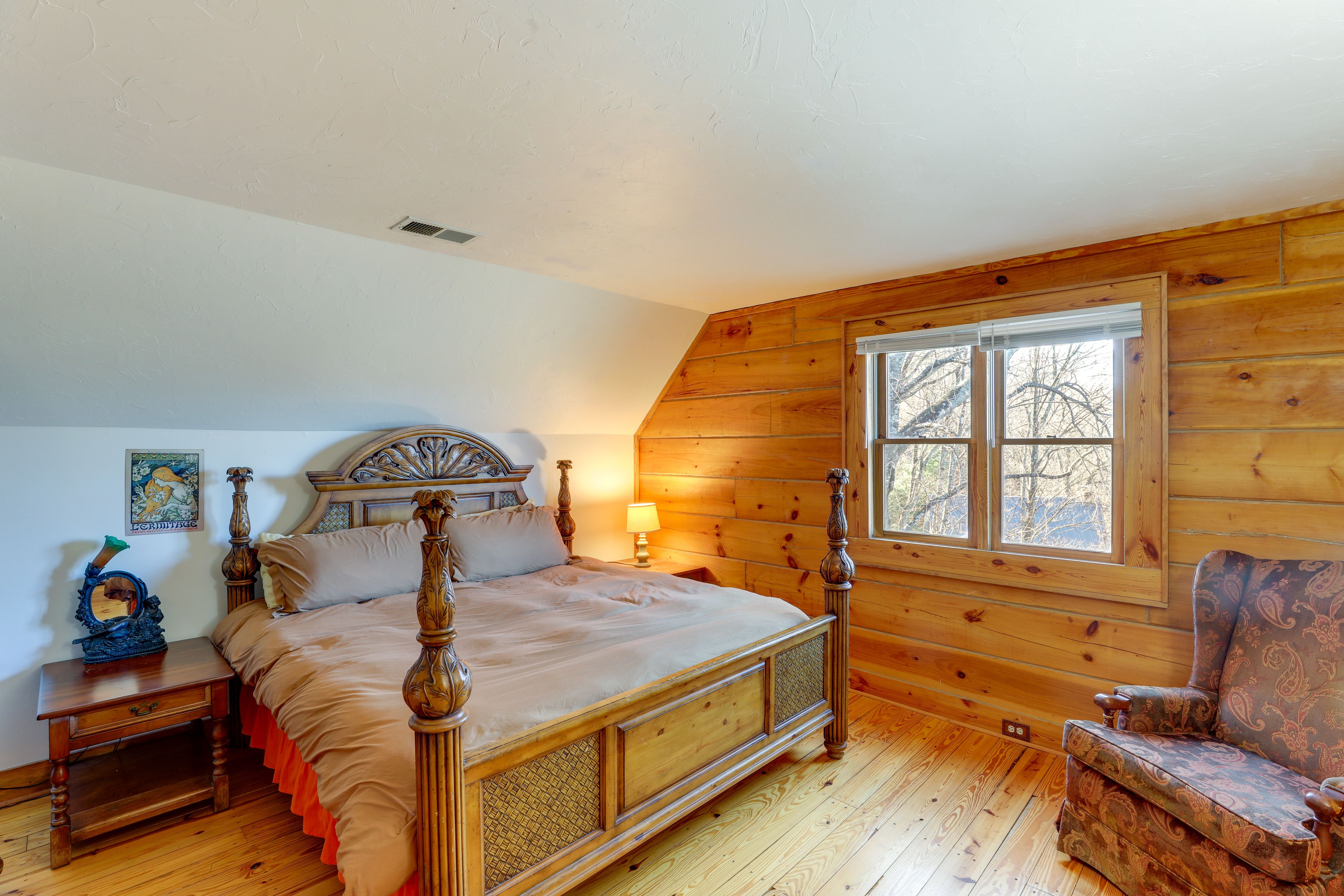 Bedroom 2 | King Bed | Top Floor