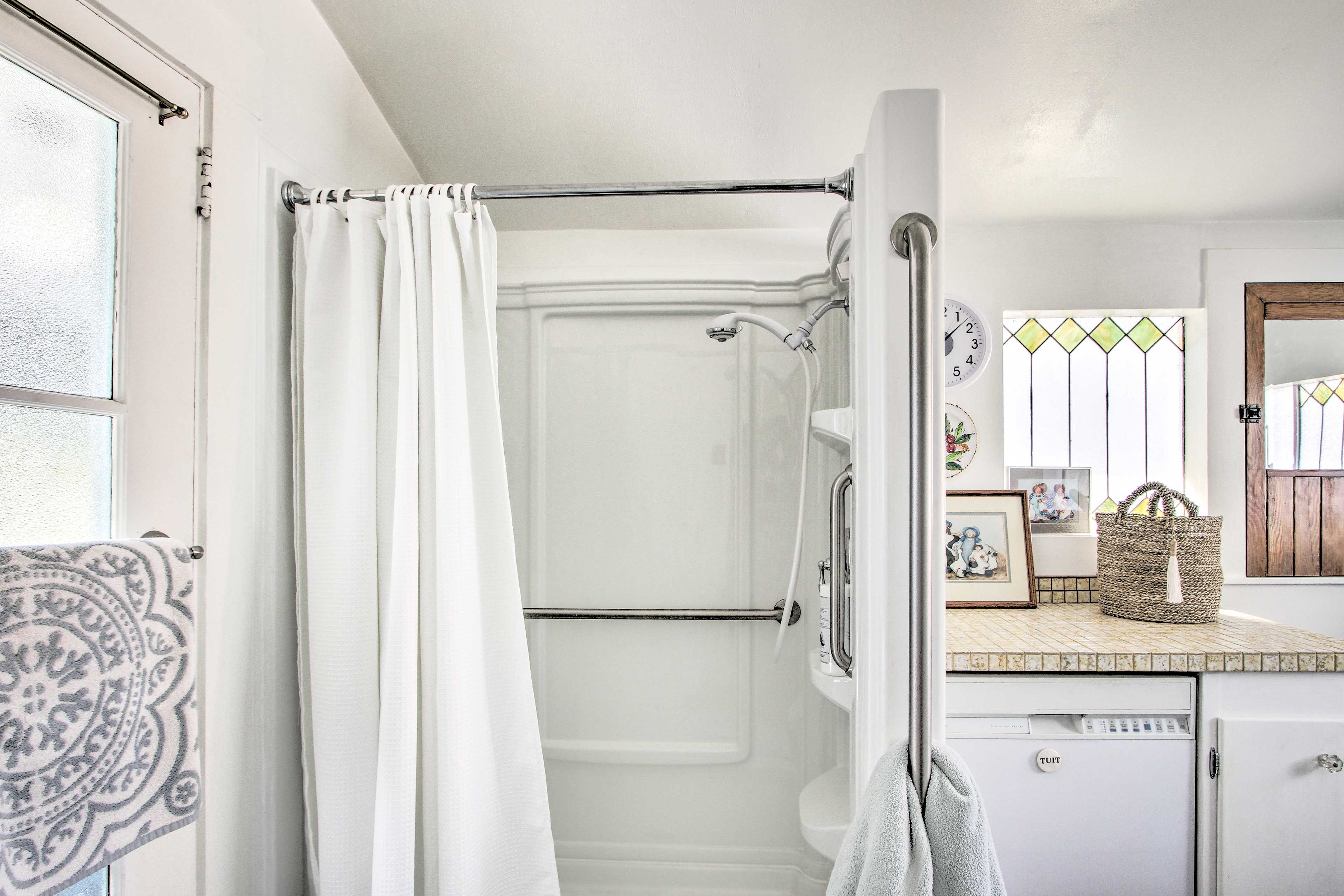 Full Bathroom | Linens & Towels | 1st Floor