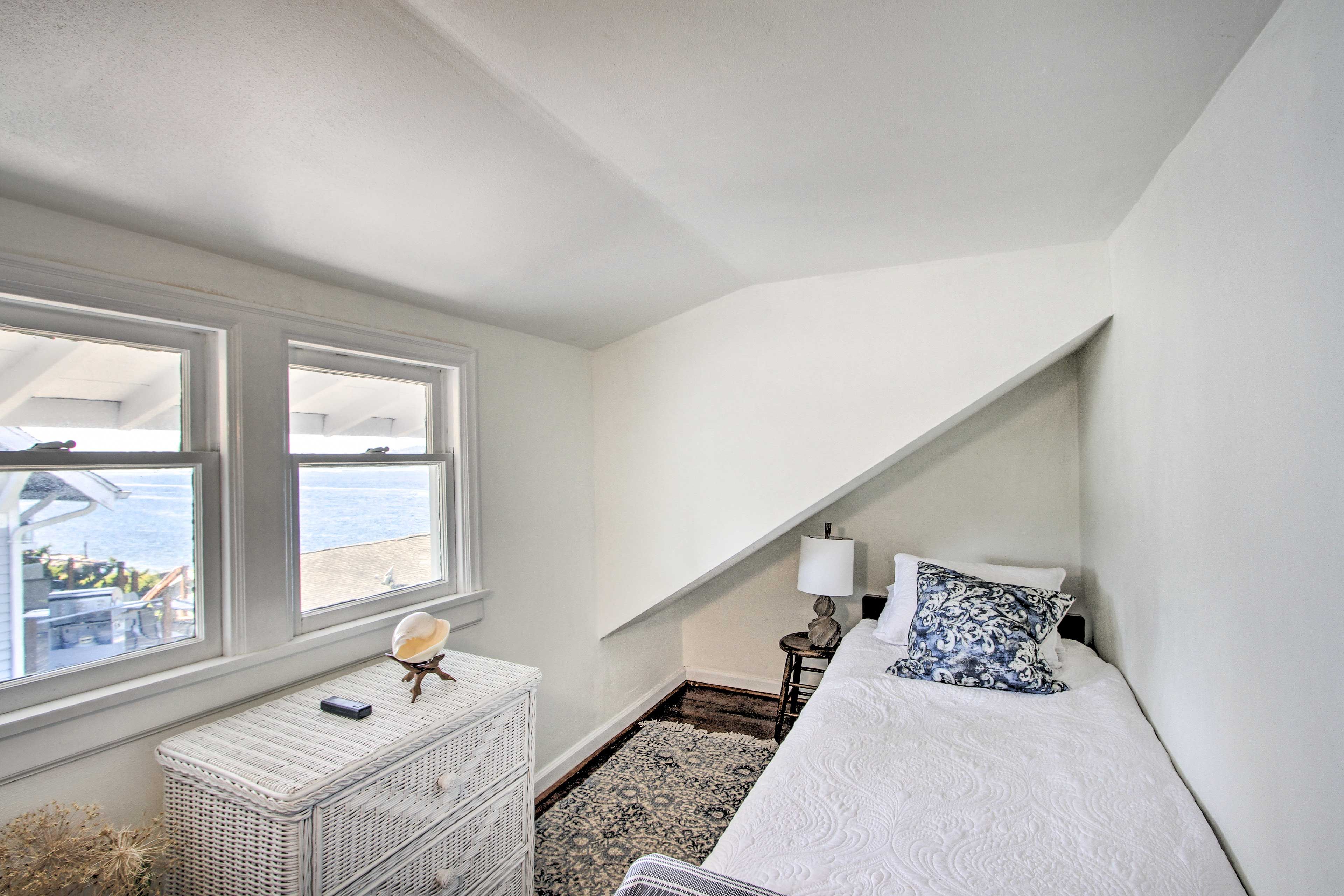 Bedroom 3 | Twin Bed | 2nd Floor