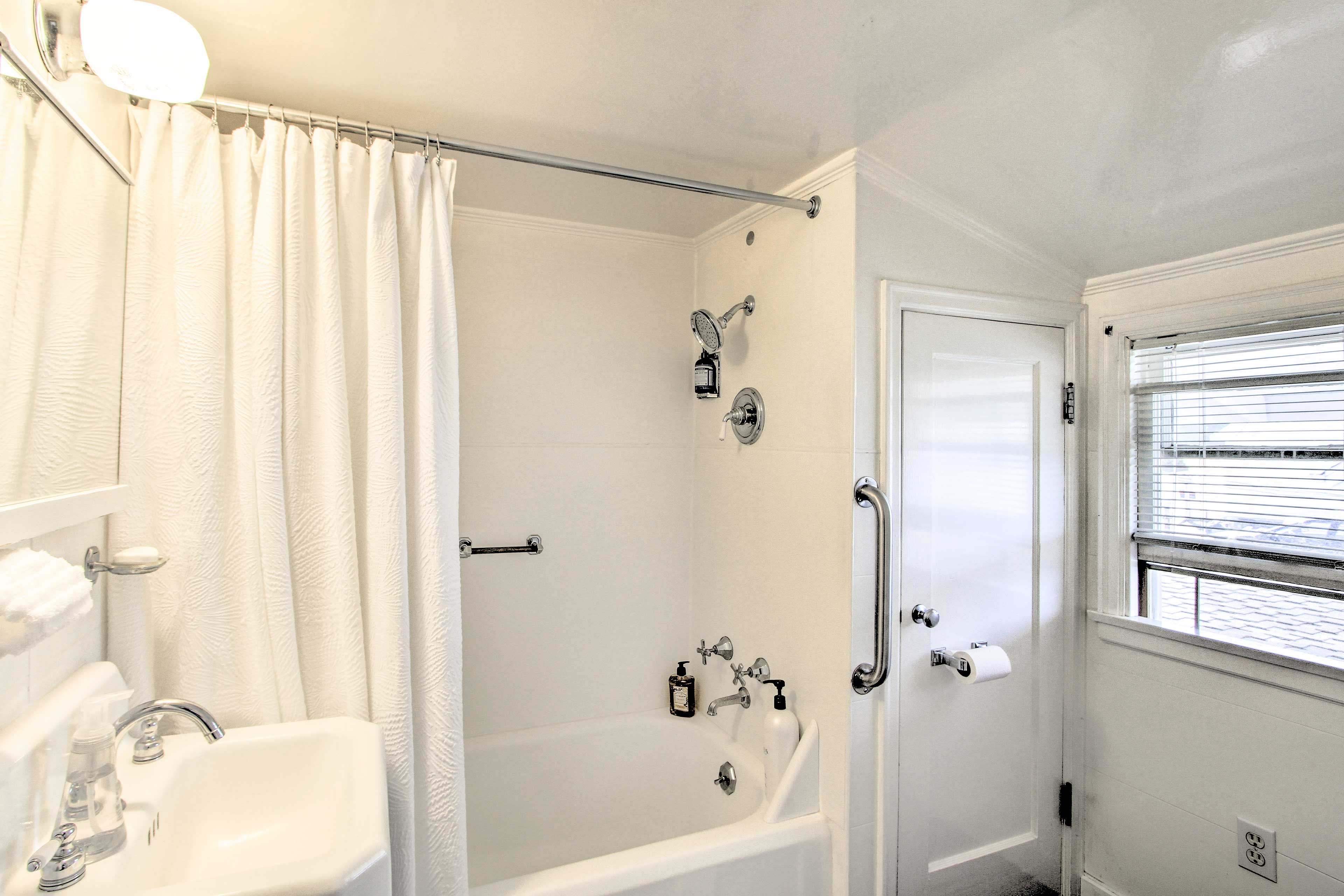 Full Bathroom | Complimentary Toiletries | Hair Dryer | 2nd Floor