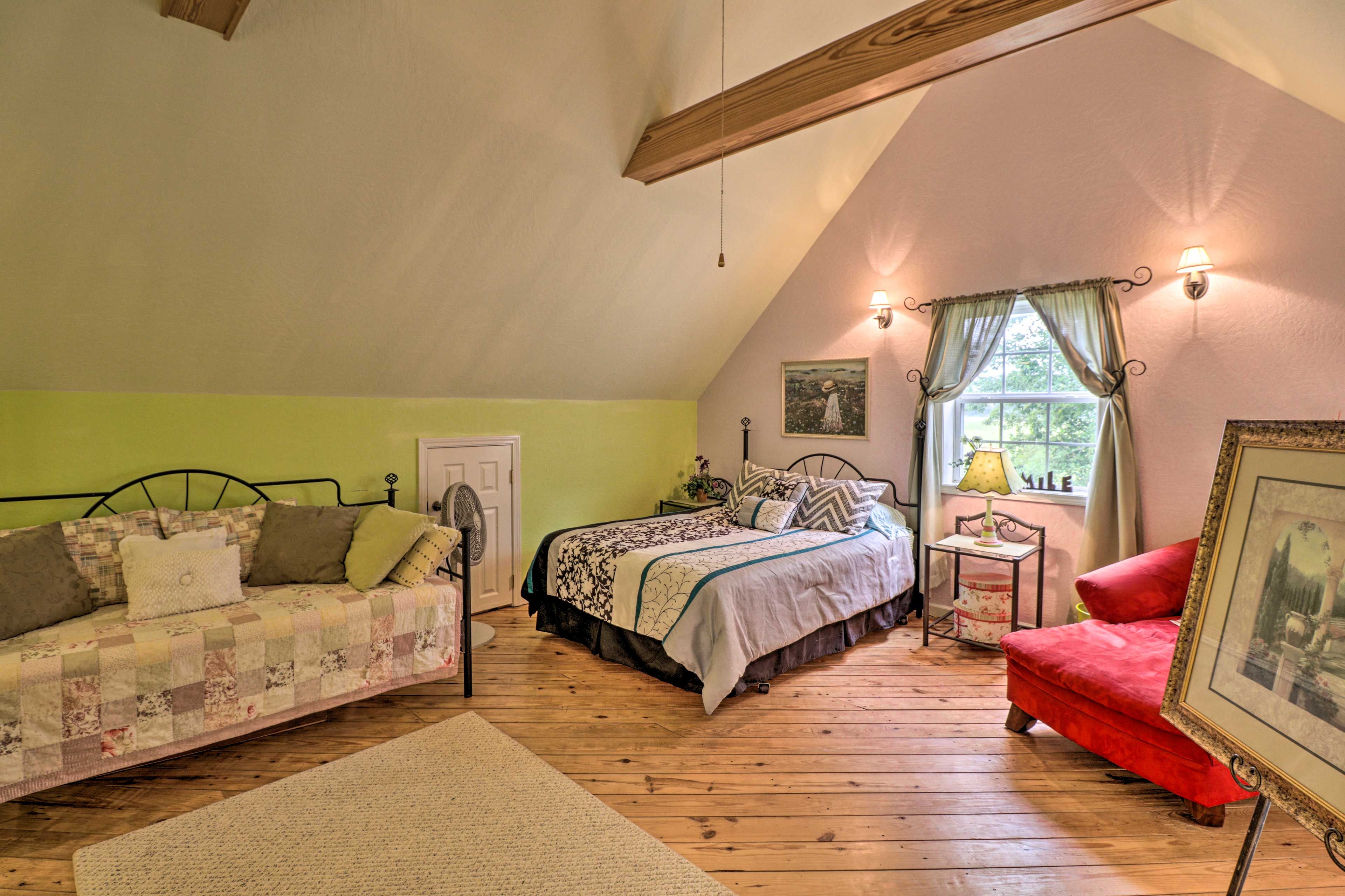 Loft | Queen Bed | Twin Daybed