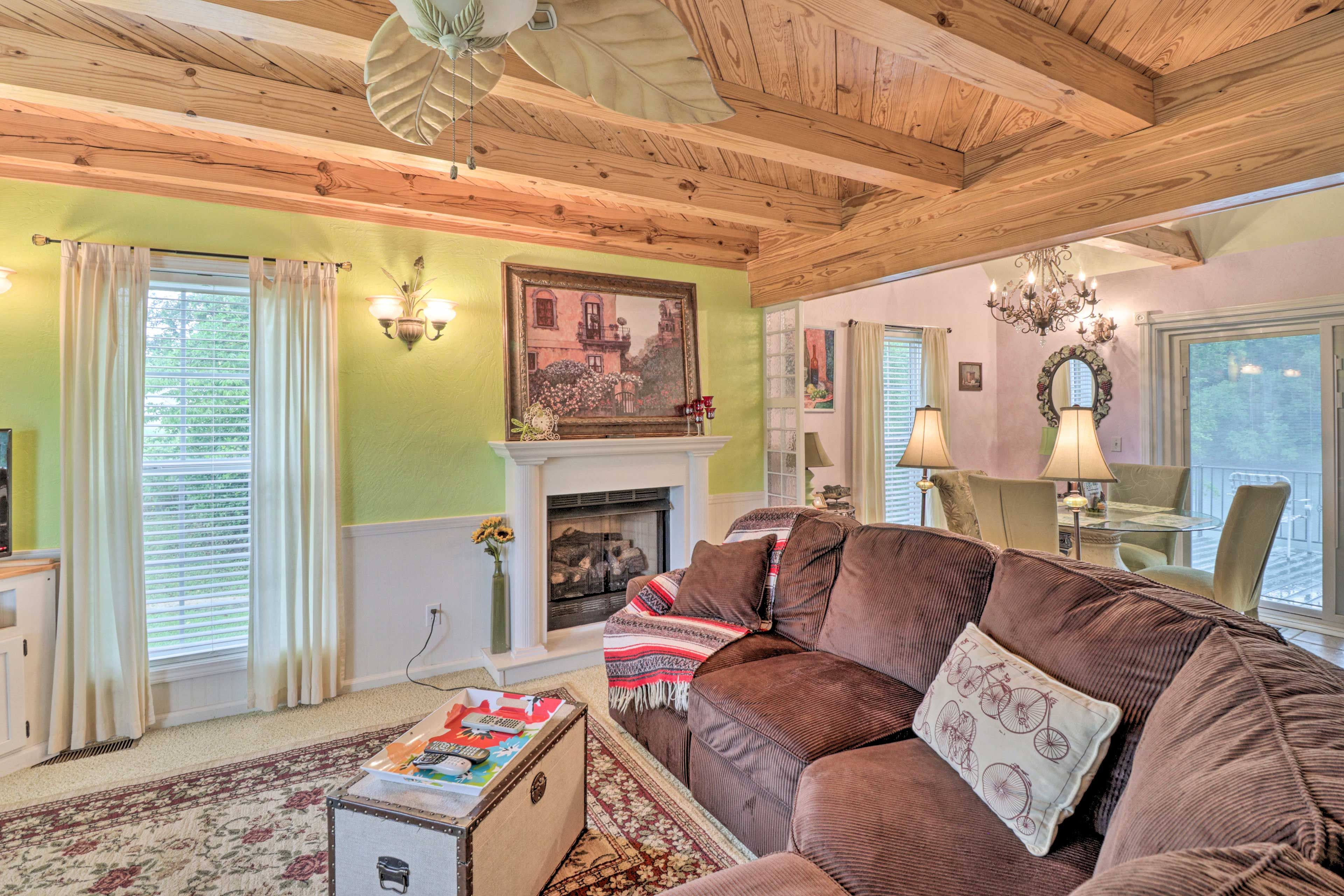 Living Room | Central A/C & Heating | Free WiFi