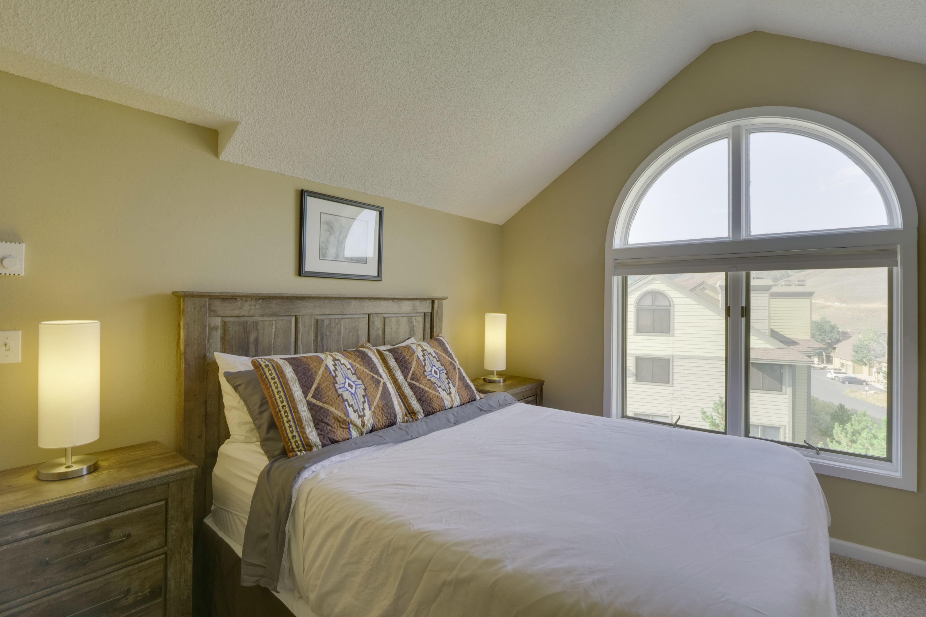 Bedroom | Queen Bed