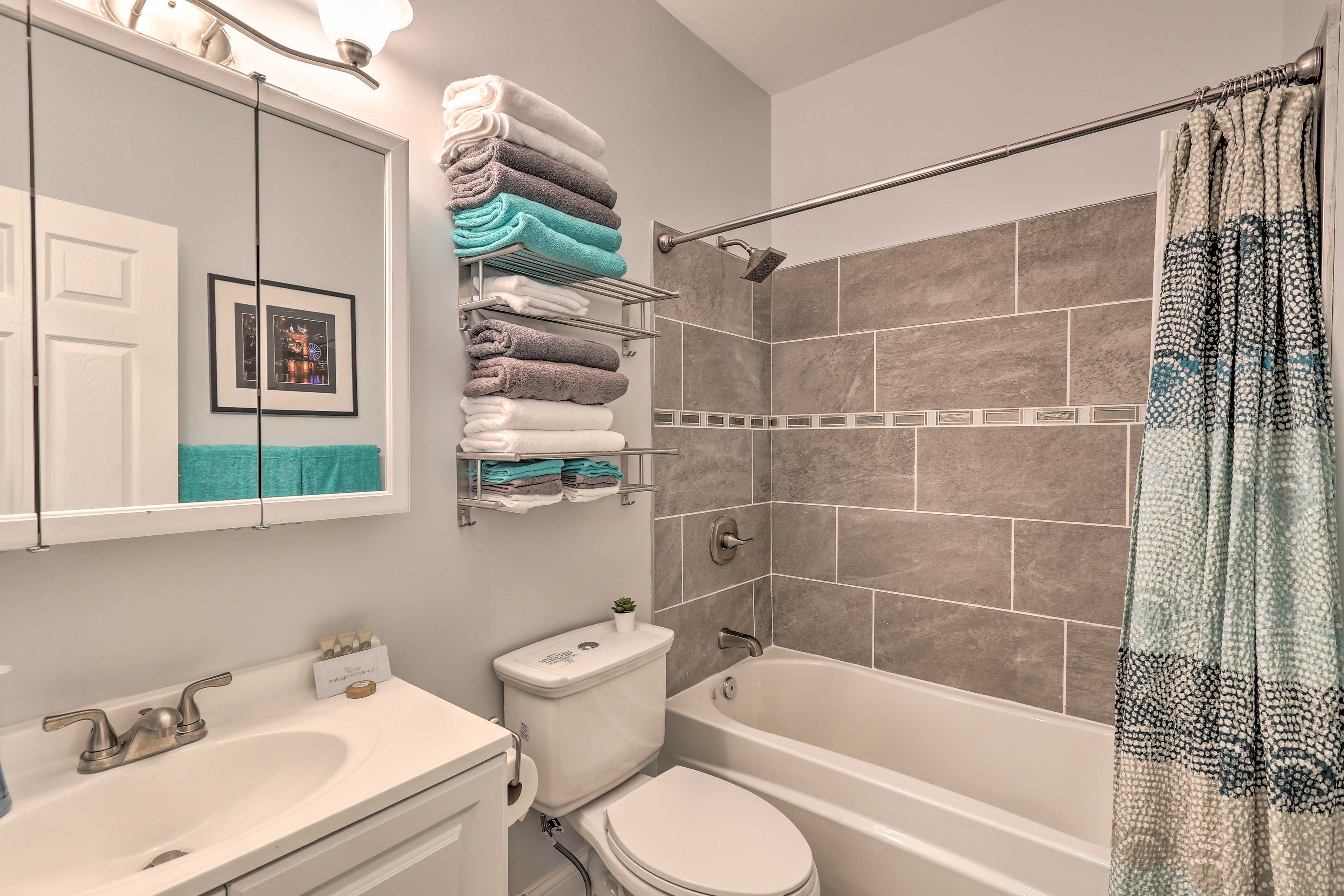 Full Bathroom | Linens & Towels | Complimentary Toiletries | 1st Floor
