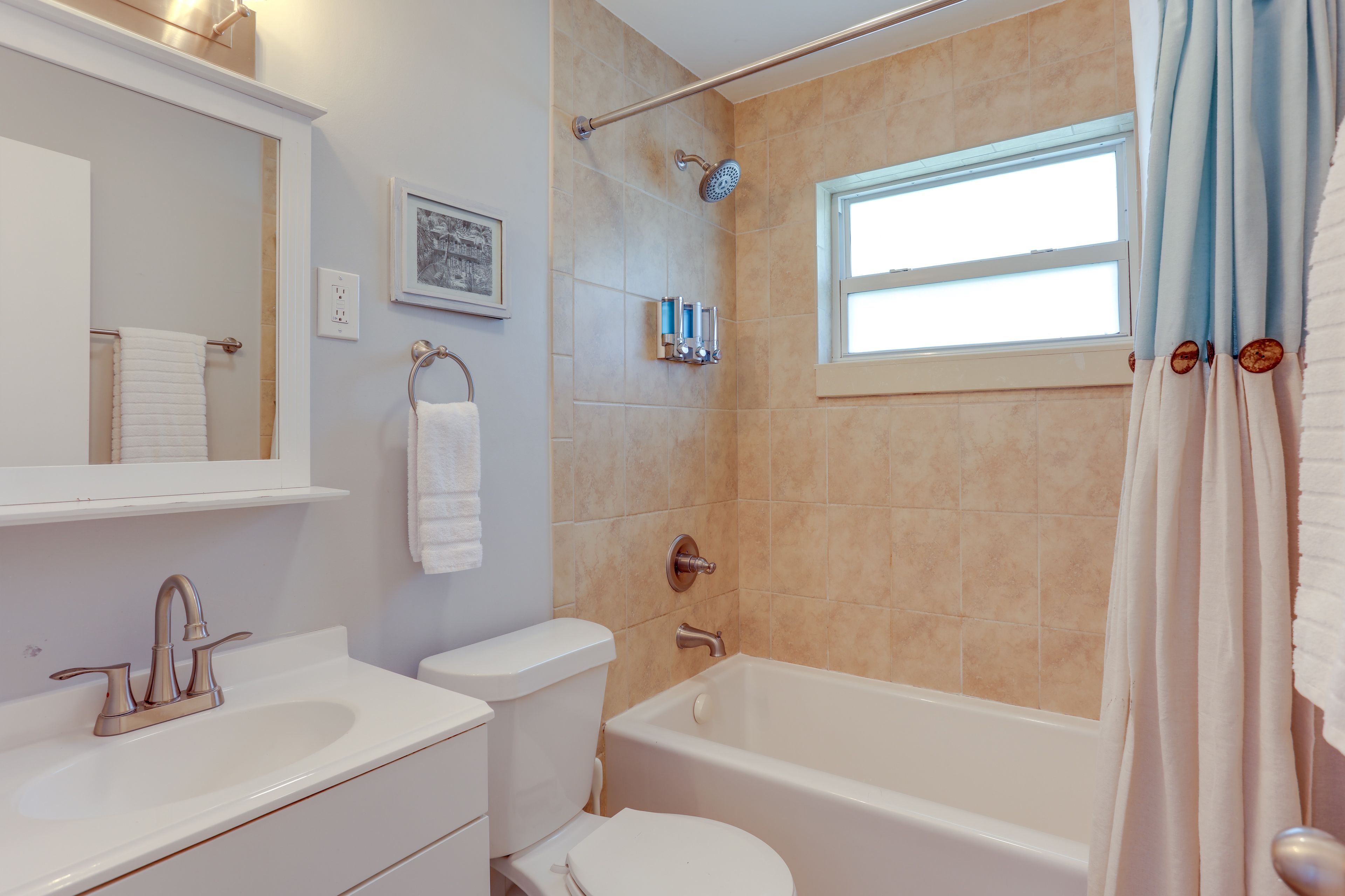 Full Bathroom | Towels Provided