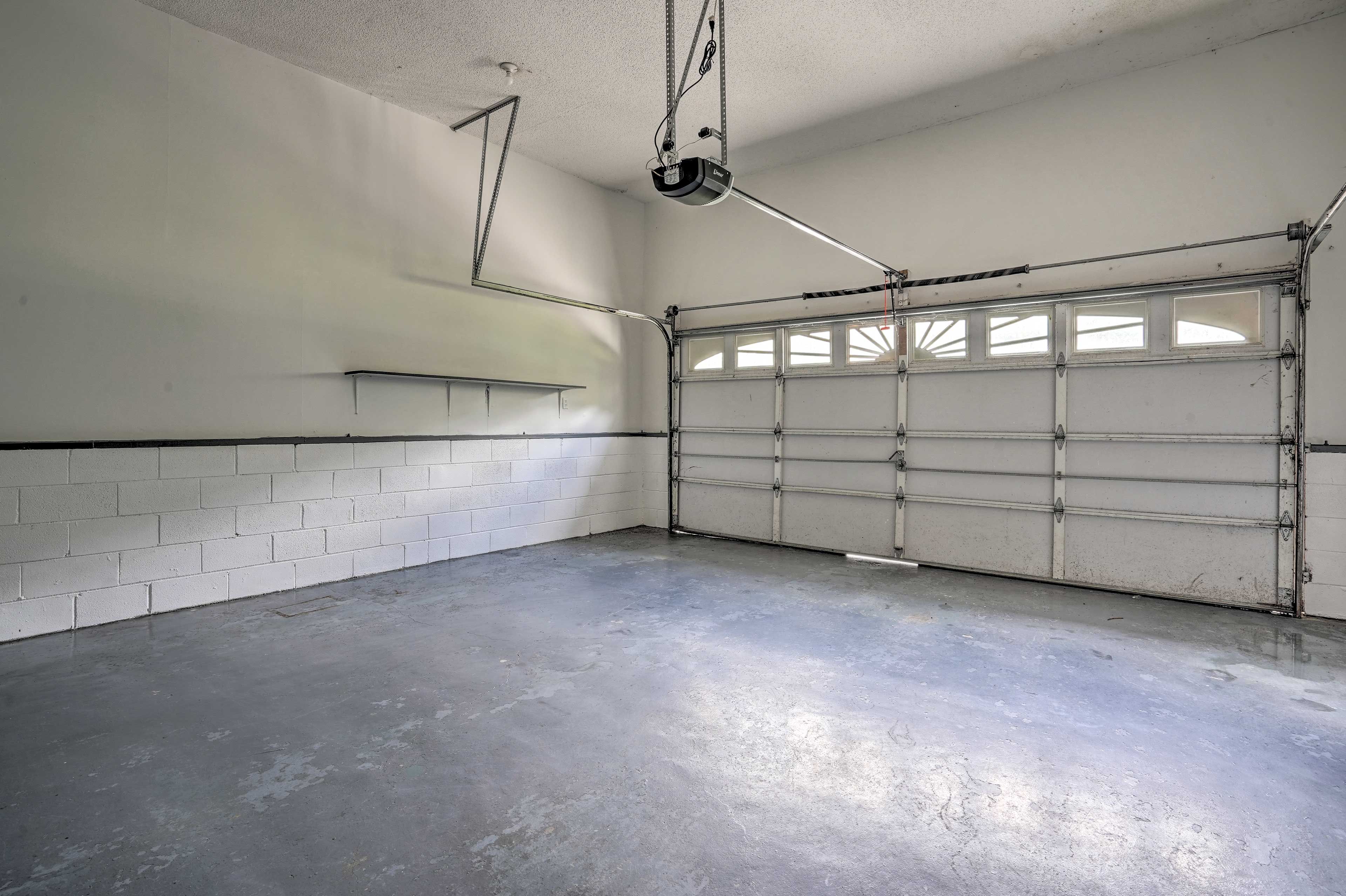 Parking | Garage (5 vehicles) | Driveway (10 Vehicles)