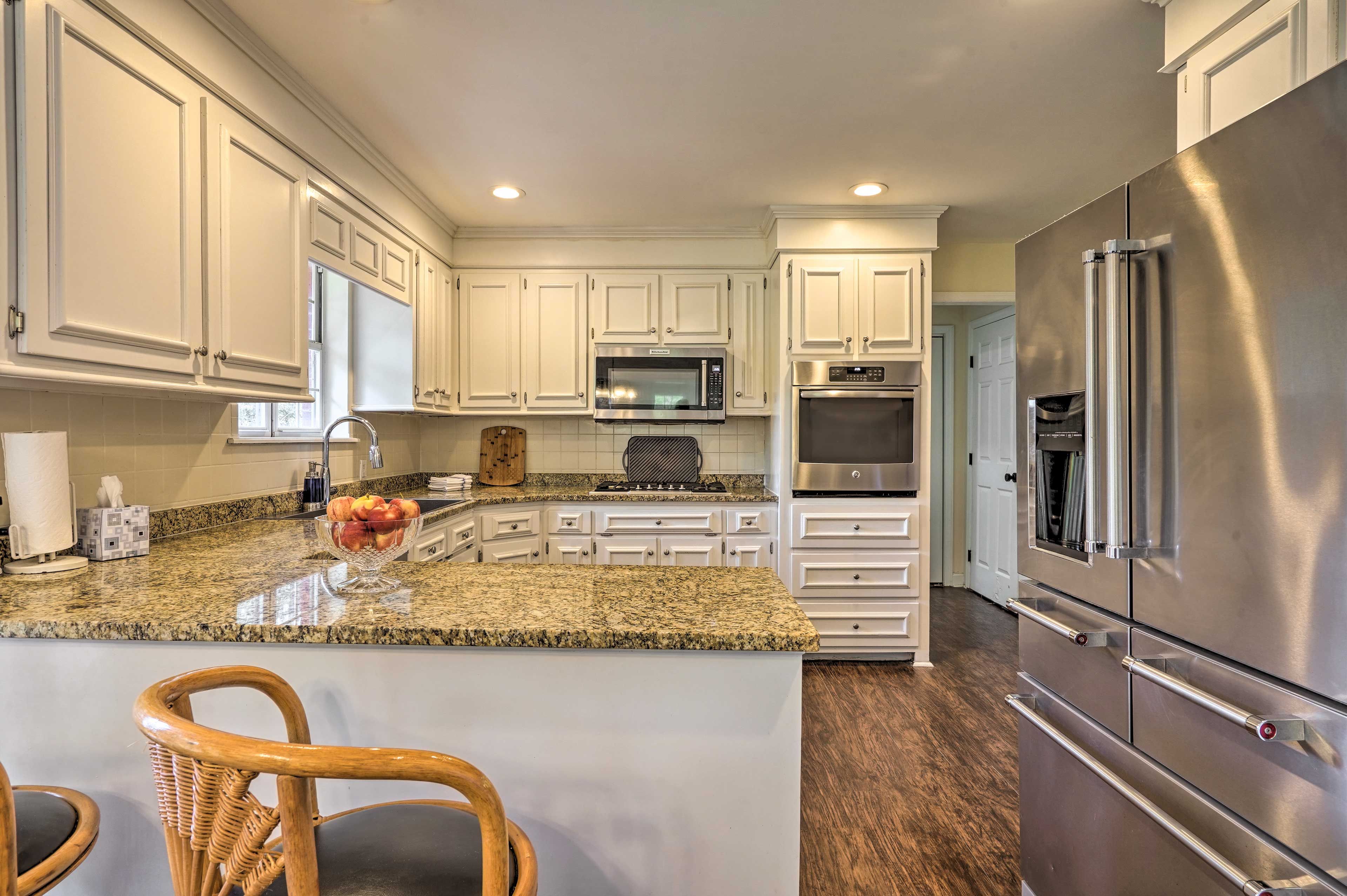 Fully Equipped Kitchen | Breakfast Bar w/ Seating