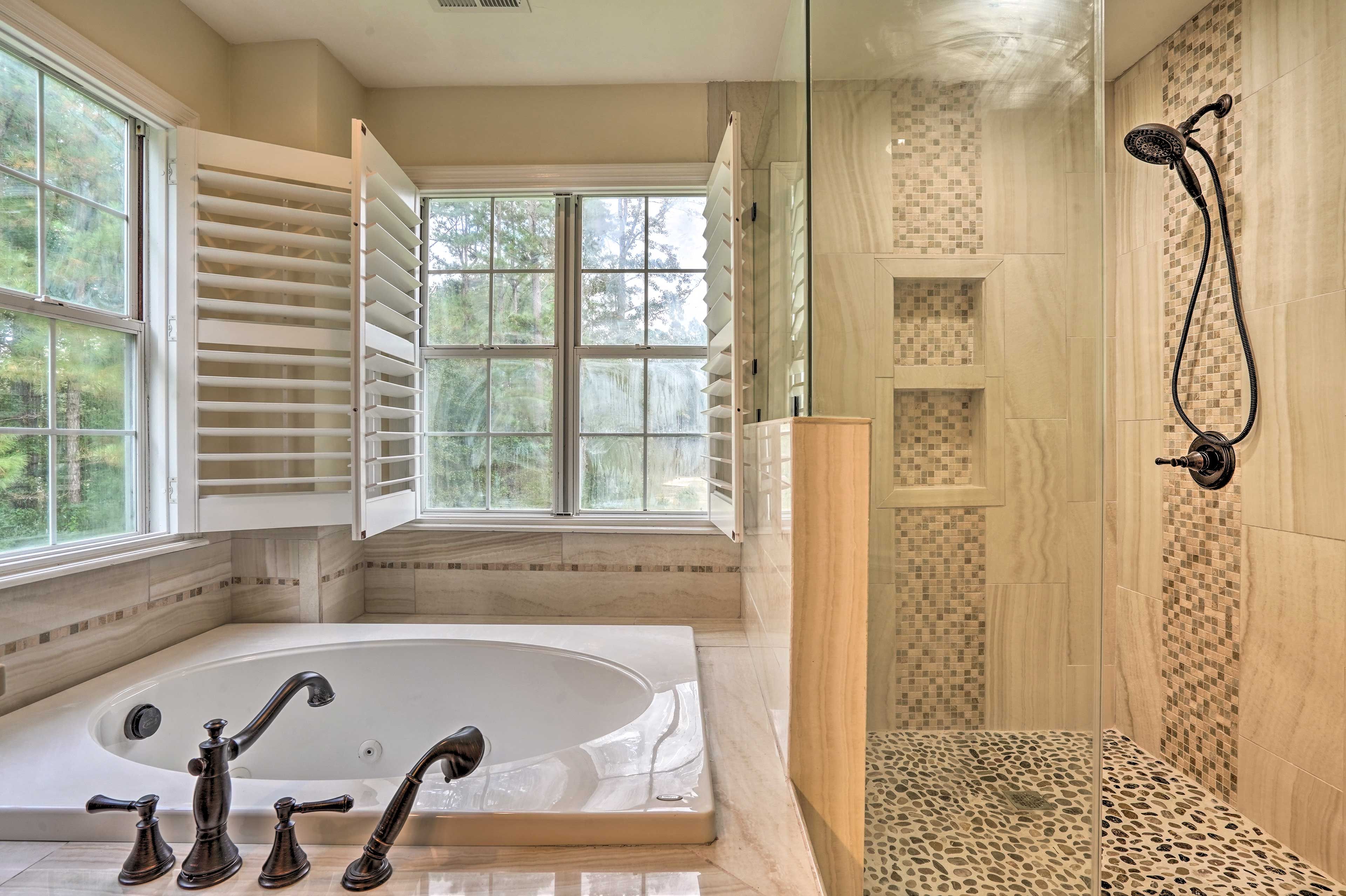 En-Suite Bathroom | Jetted Tub | Complimentary Toiletries