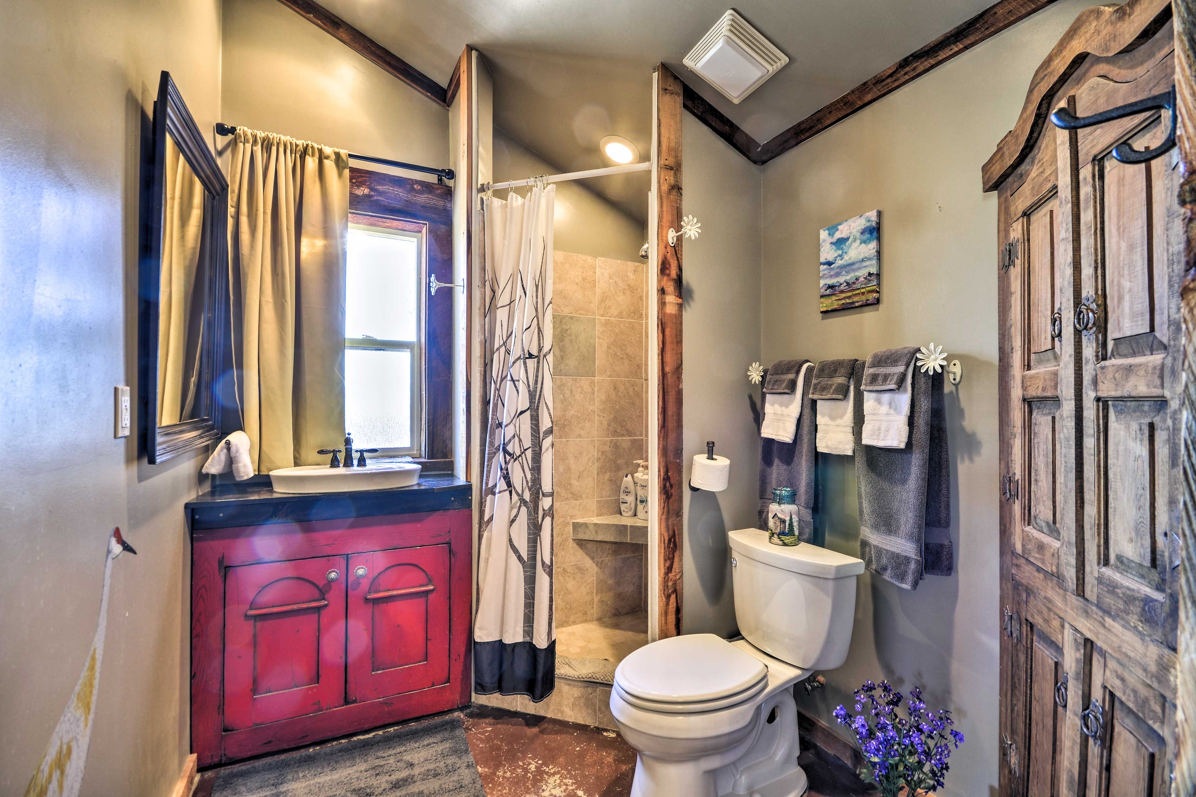 Full Bathroom | Towels Provided