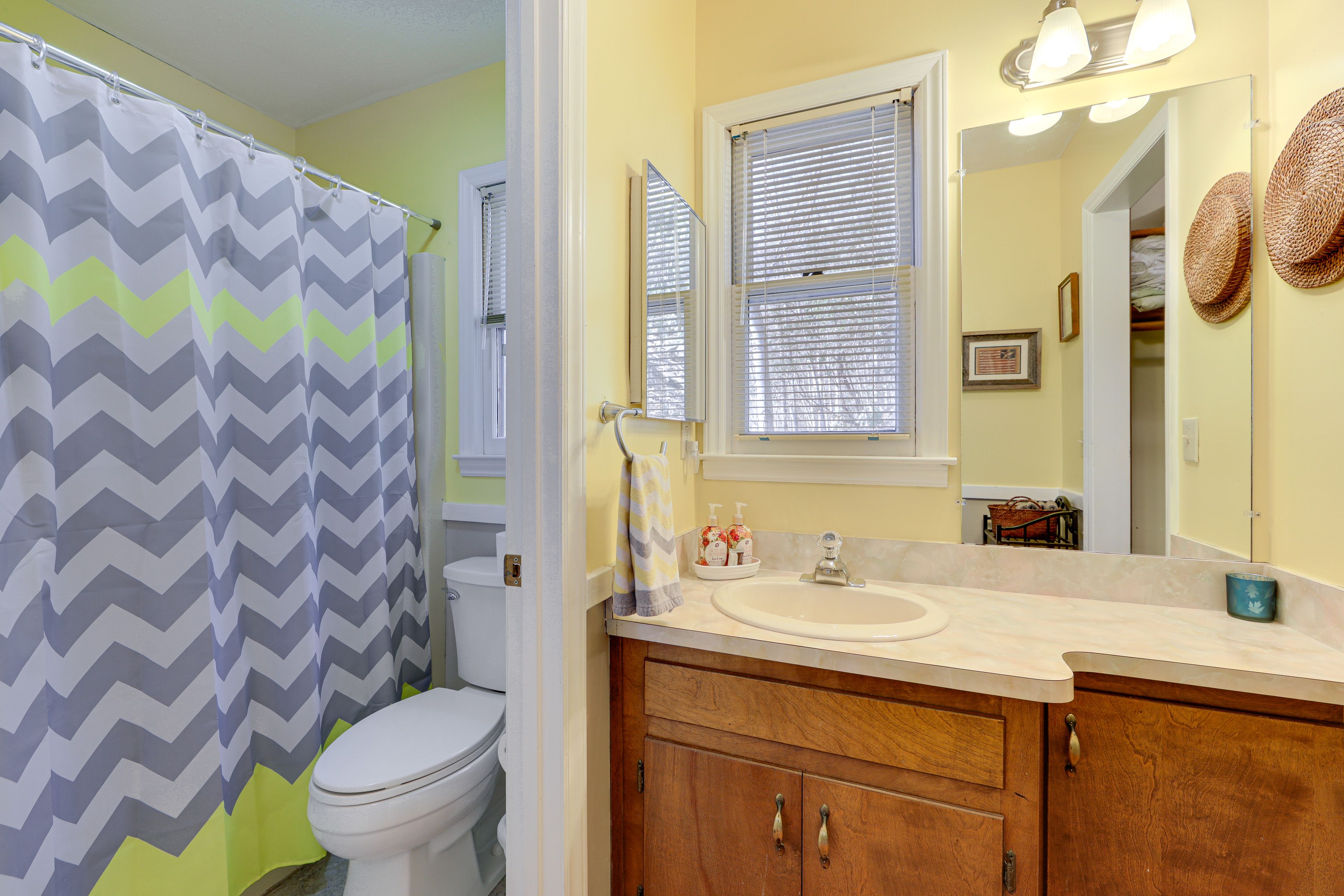 En-Suite Bathroom | Towels Provided | Upper Level