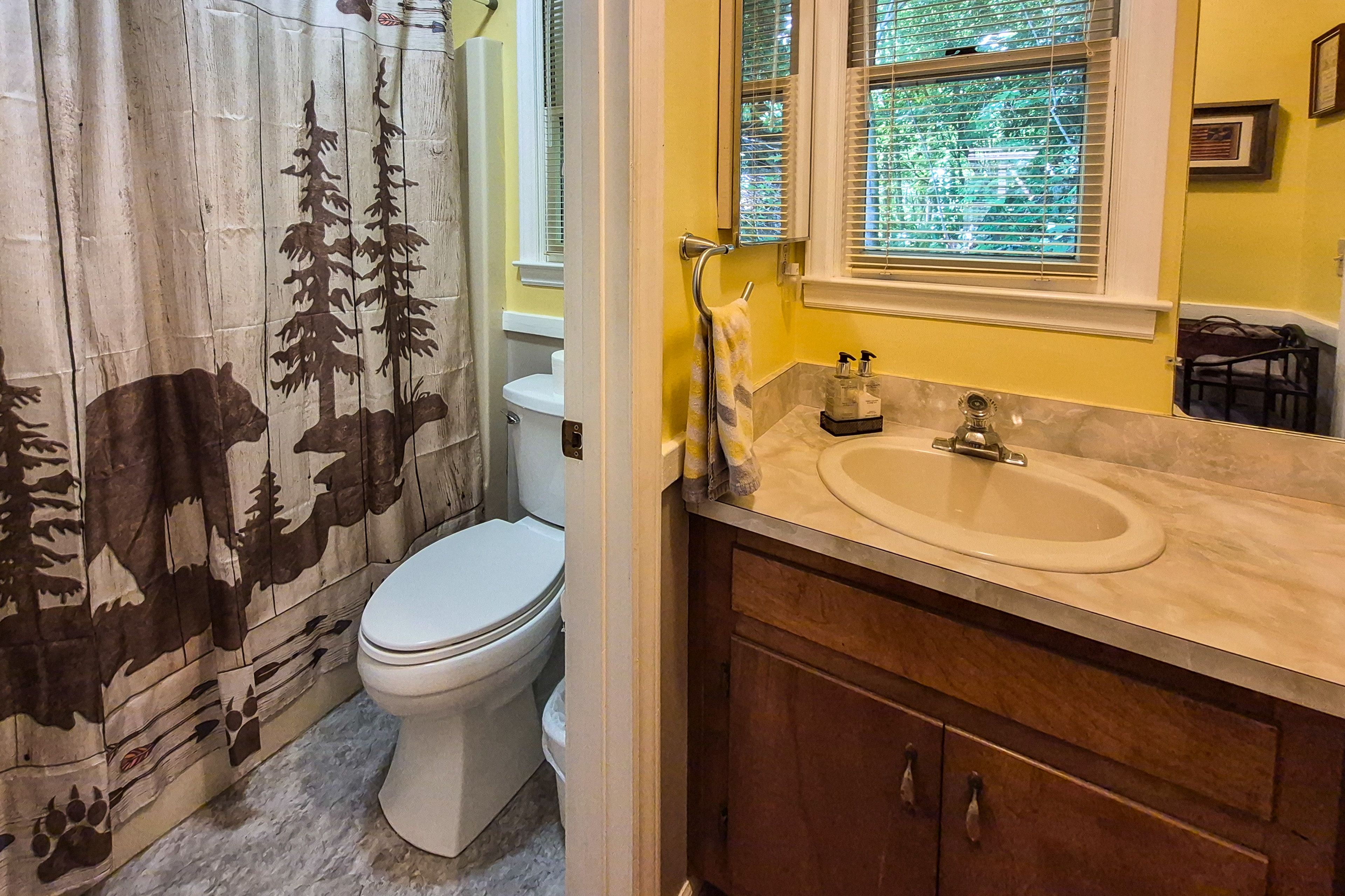 En-Suite Bathroom | Towels Provided | Upper Level