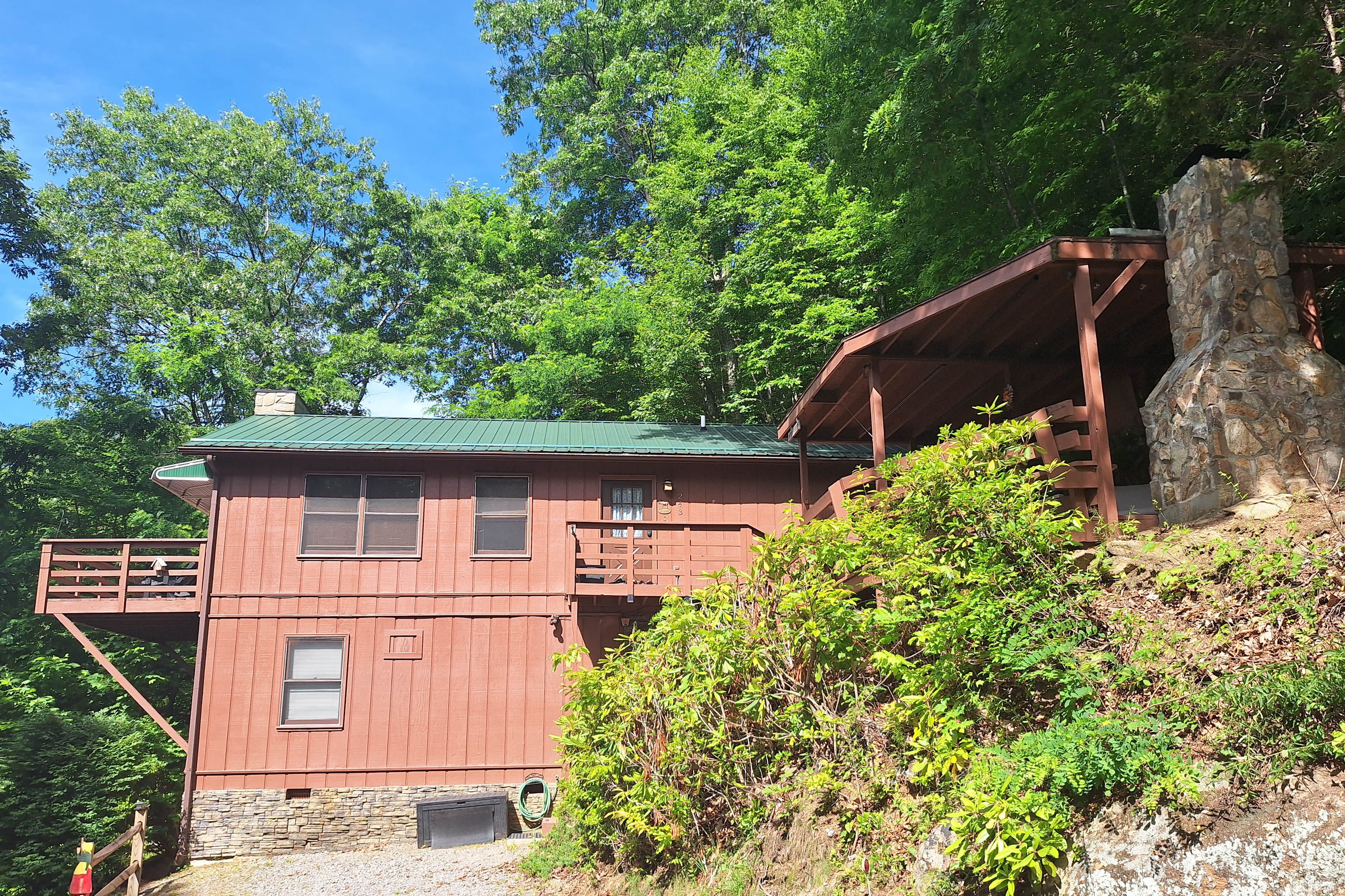 Maggie Valley Vacation Rental | 2BR | 2.5BA | 1,323 Sq Ft | Stairs Required