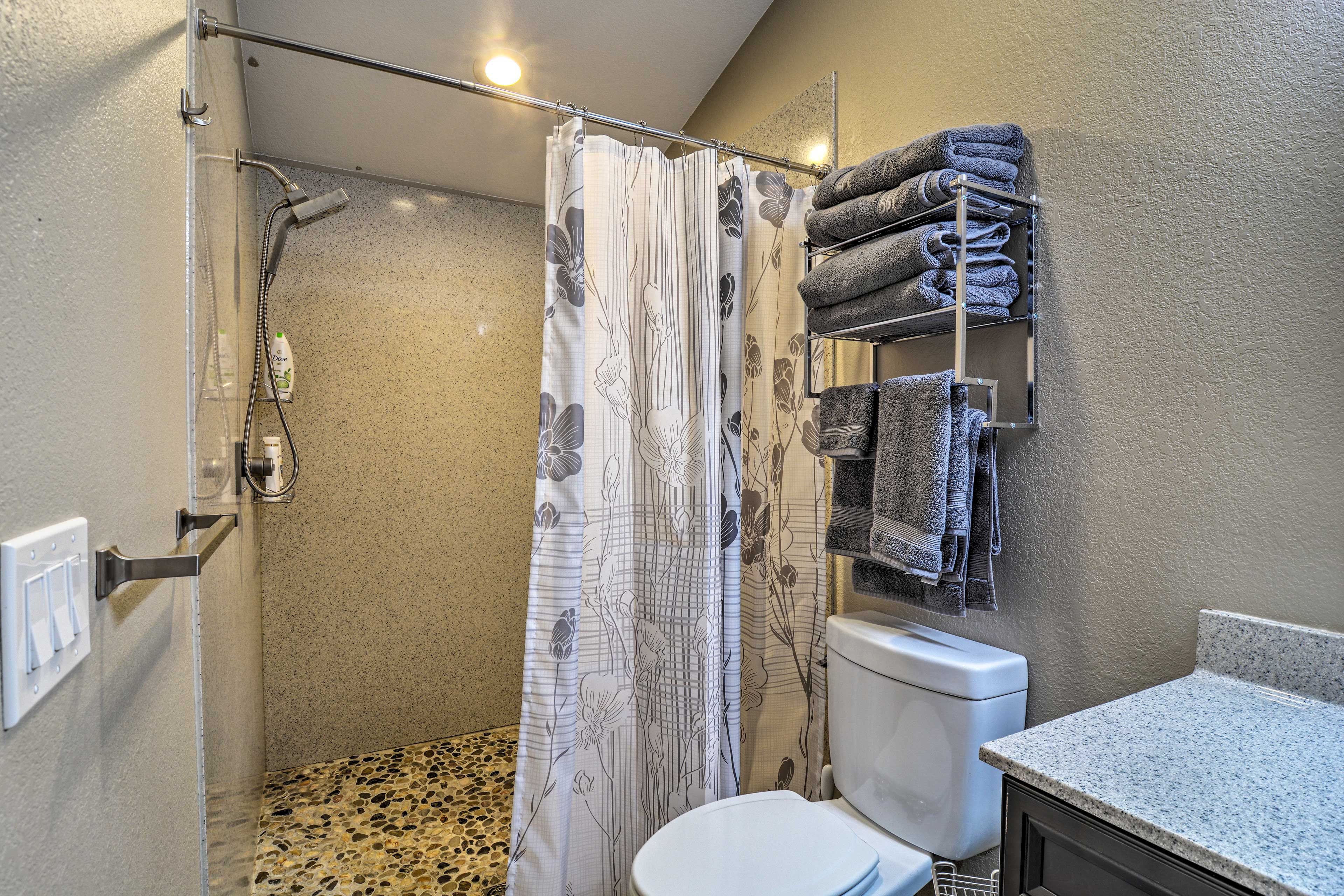 Full Bathroom | Towels Provided | Complimentary Toiletries
