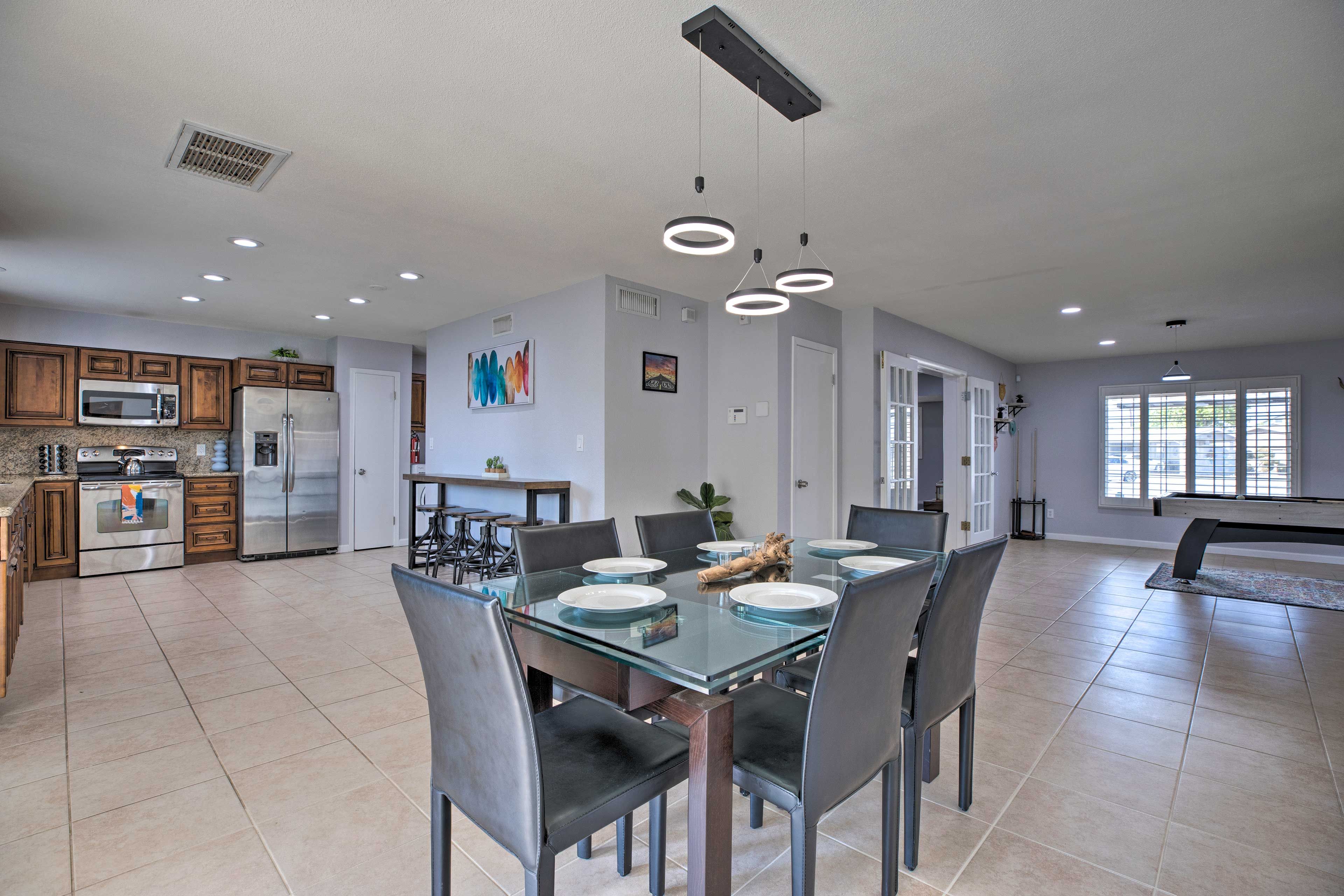 Sit down for a bite to eat at the dining table.