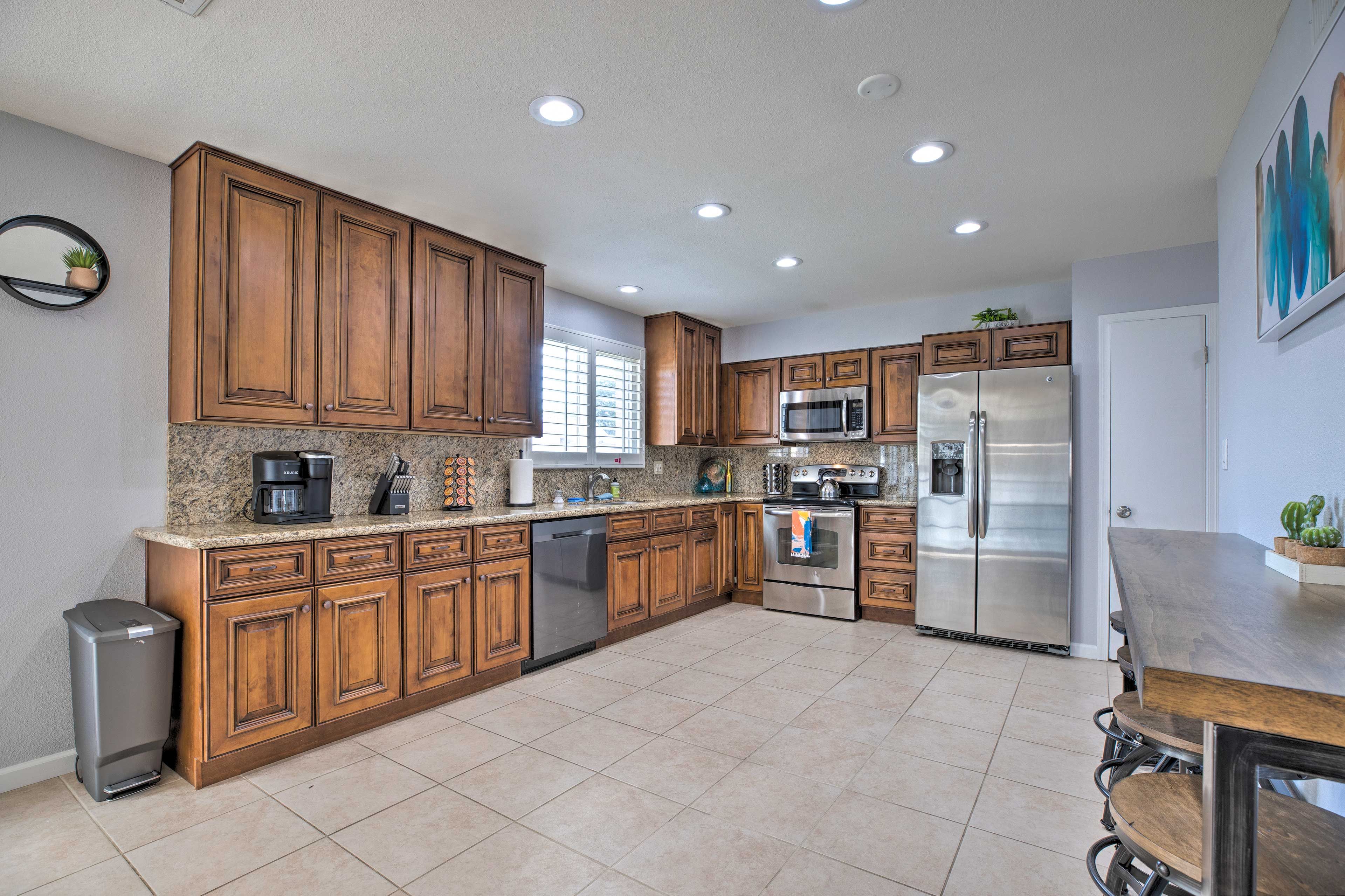 The fully equipped kitchen offers all the amenities you could need!
