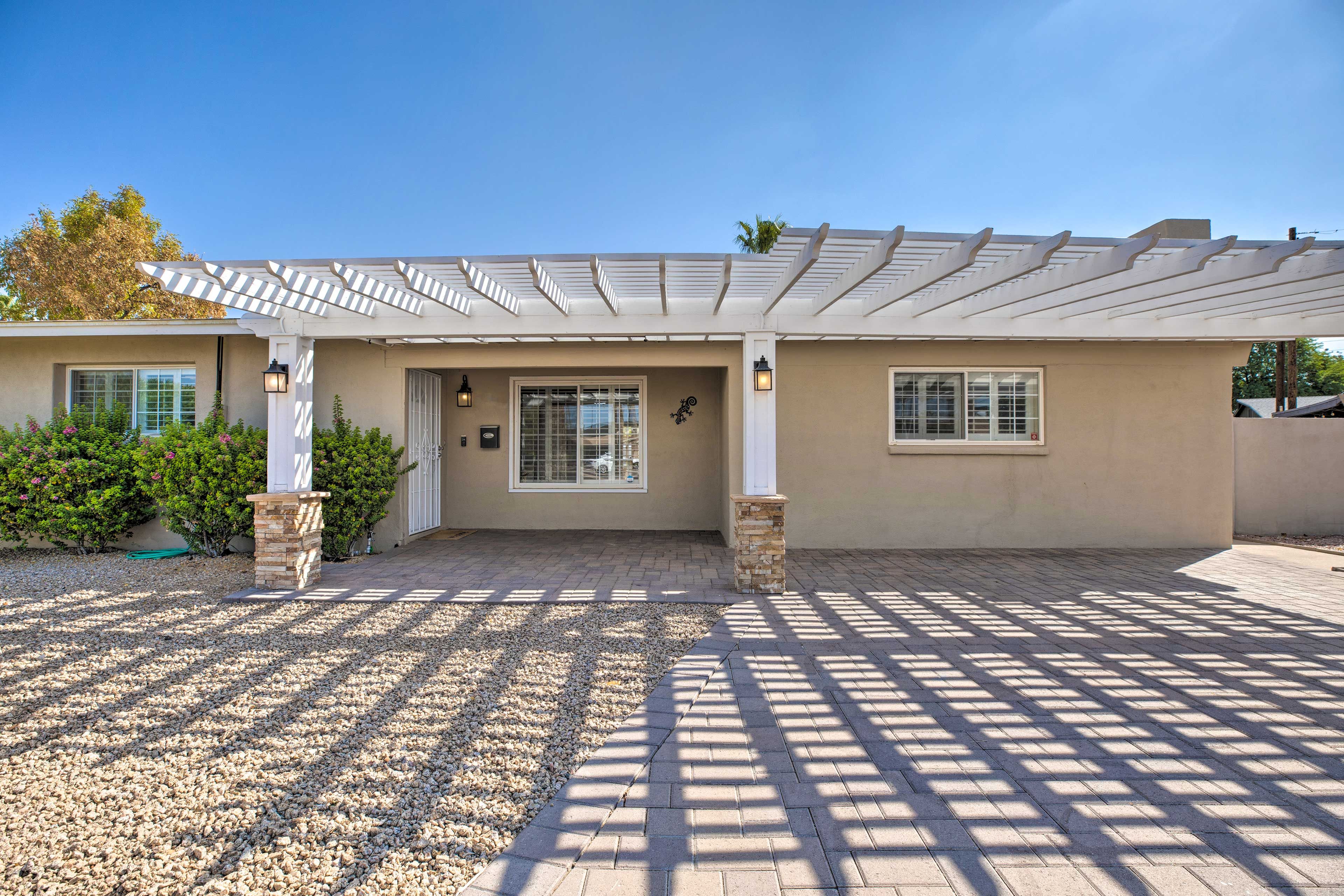 This Scottsdale vacation rental is just under 2 miles from Downtown Scottsdale!