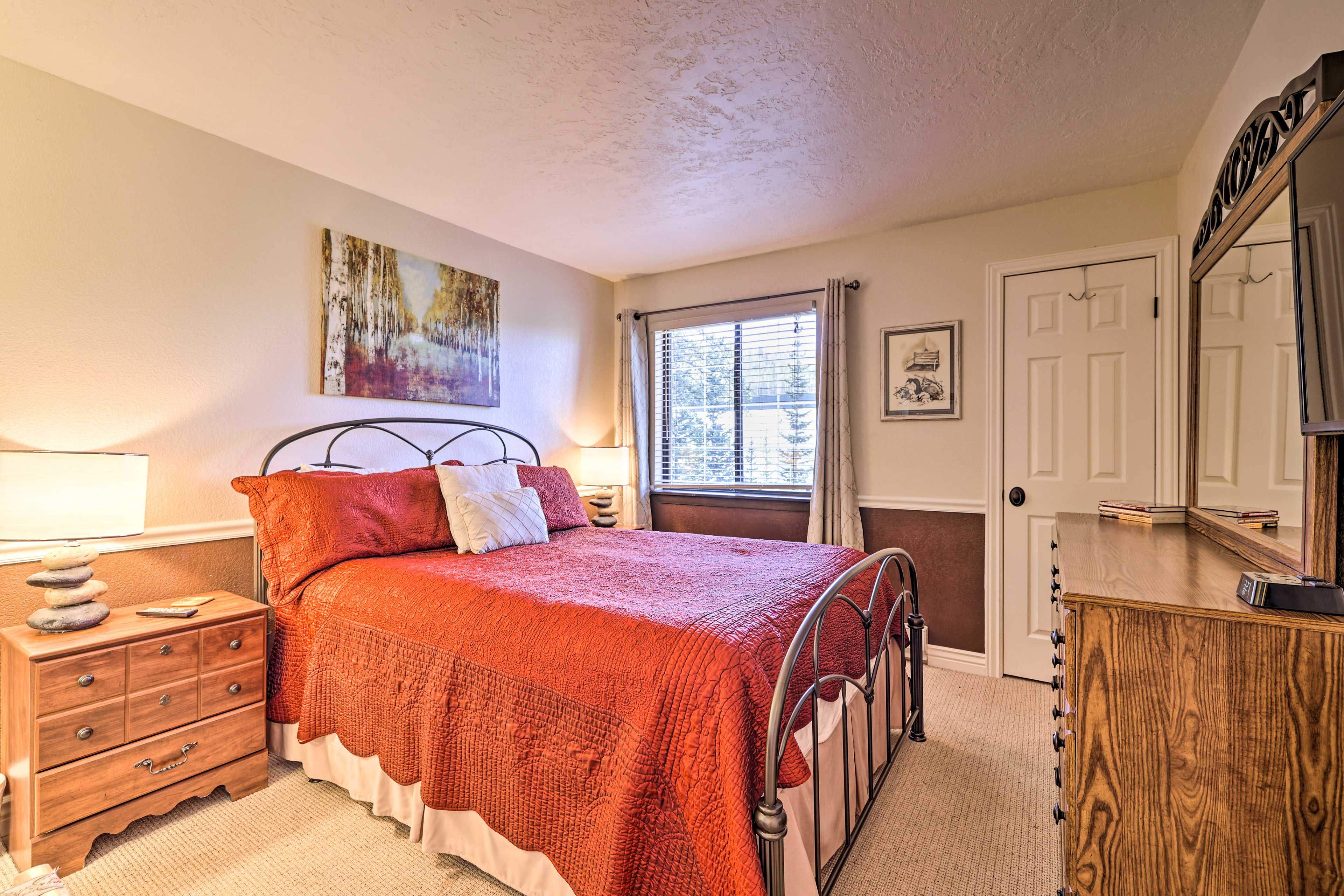 Bedroom 2 | Queen Bed