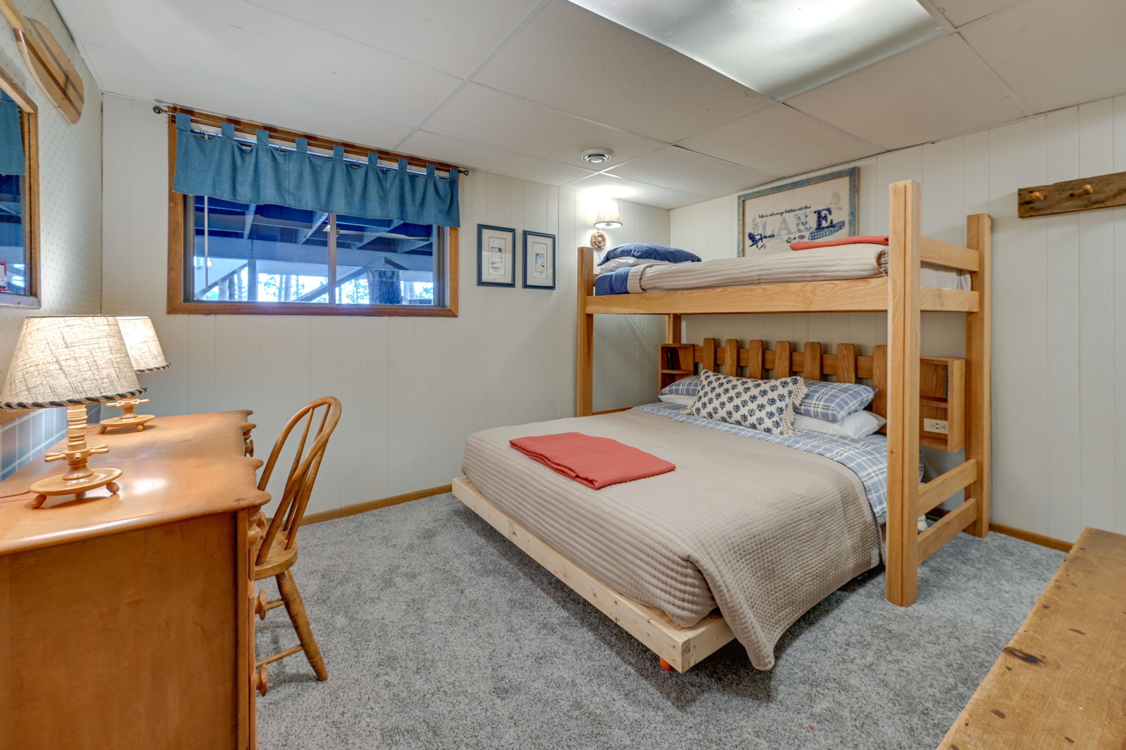 Bedroom 3 | Twin/Queen Bunk Bed