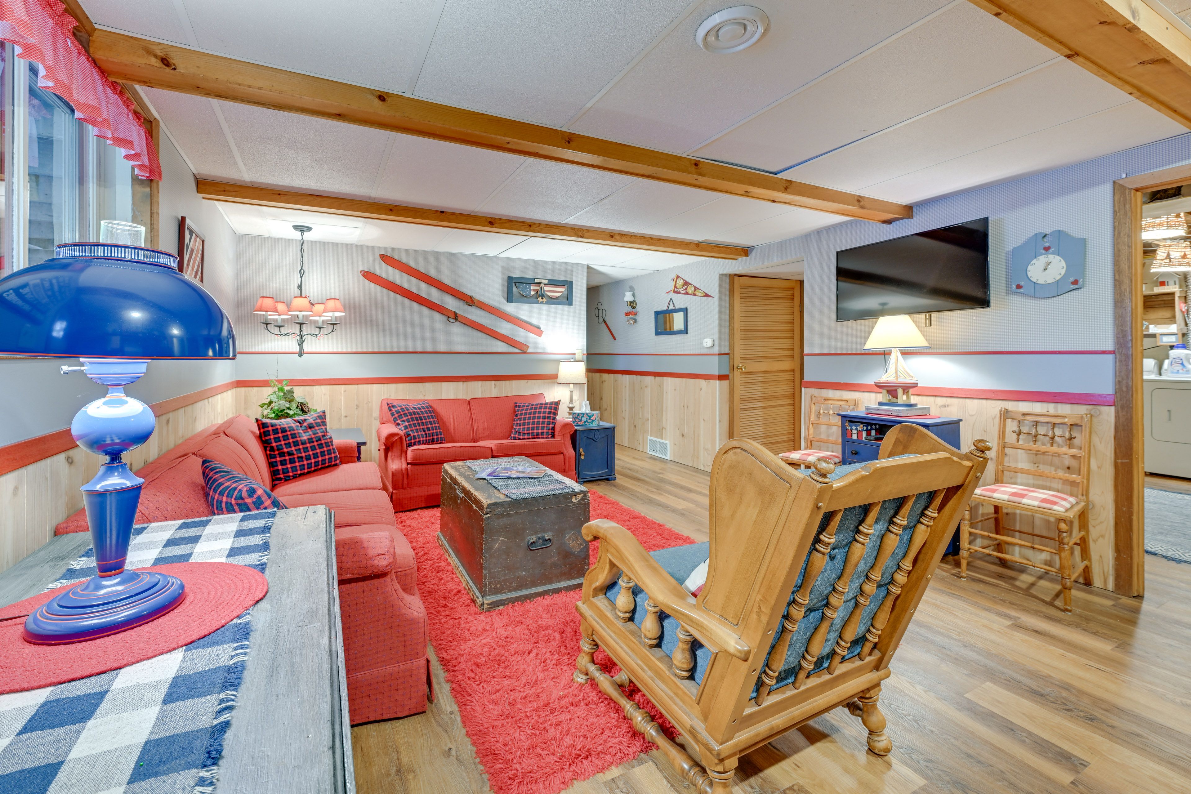 Downstairs Living Room | Central A/C & Heating | Smart TV | Free WiFi