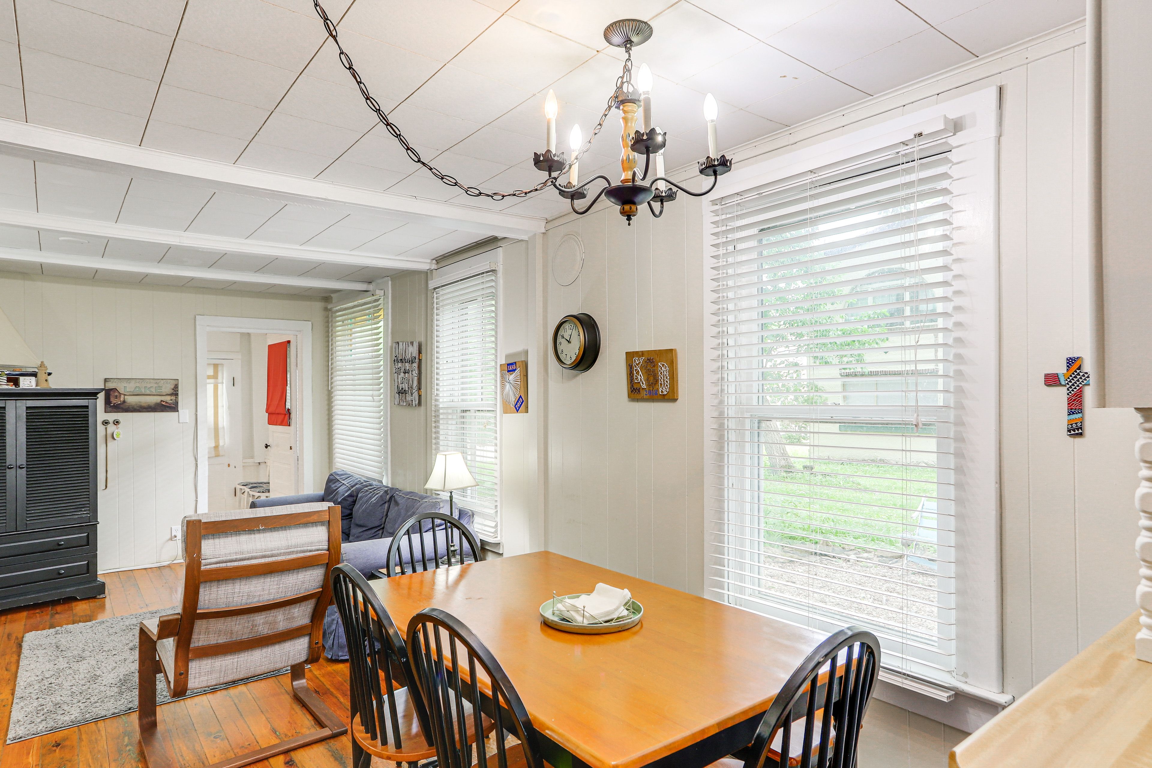 Dining Area | Dishware/Flatware Provided | 1st Floor