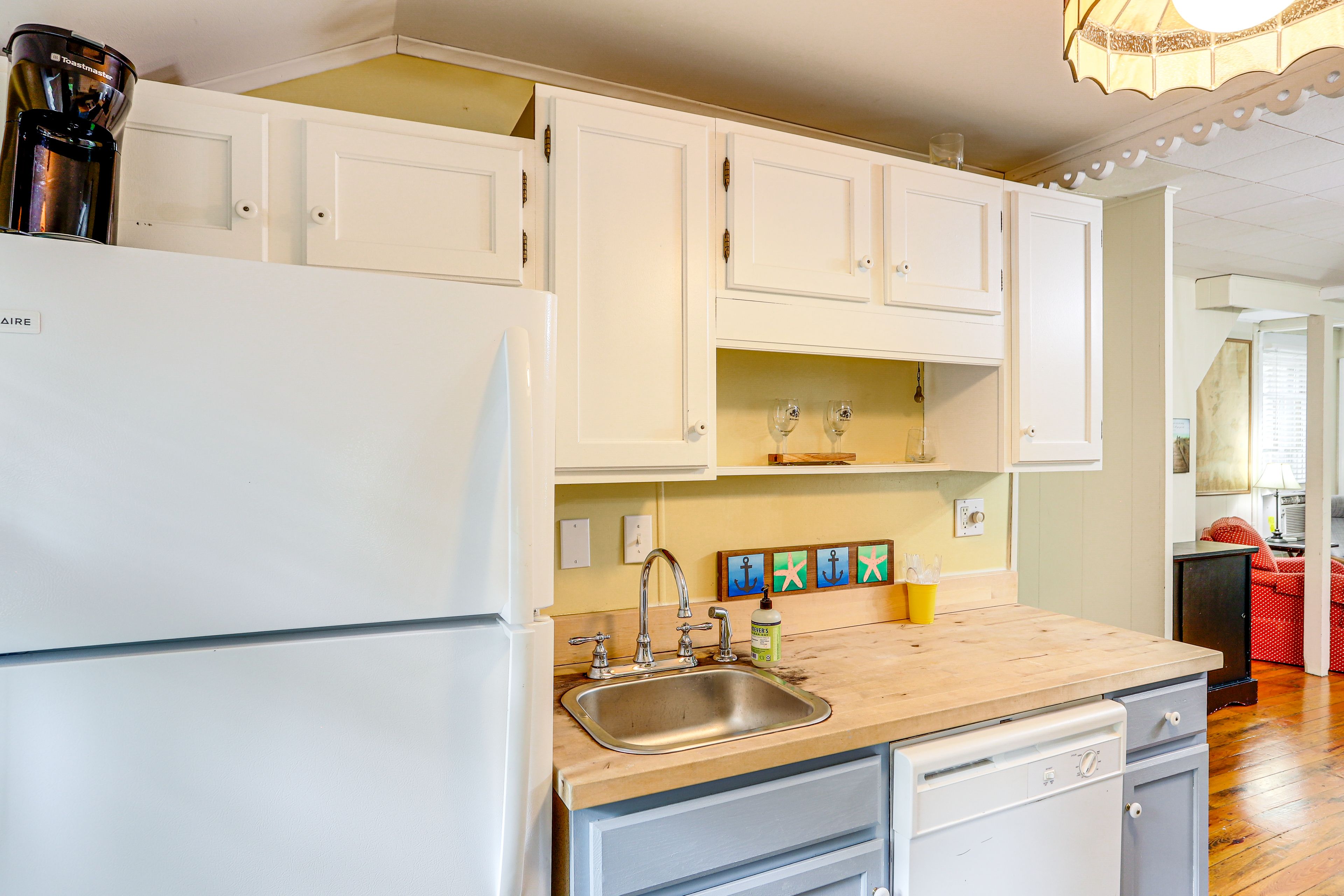 Kitchen | Stove/Oven | Microwave | 1st Floor