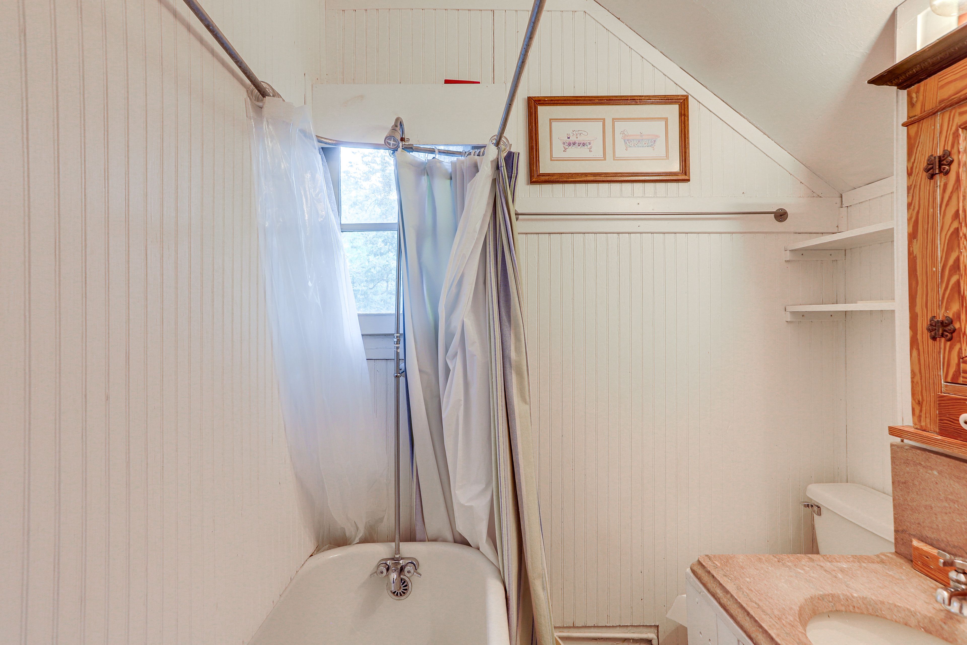 Full Bathroom | 2nd Floor
