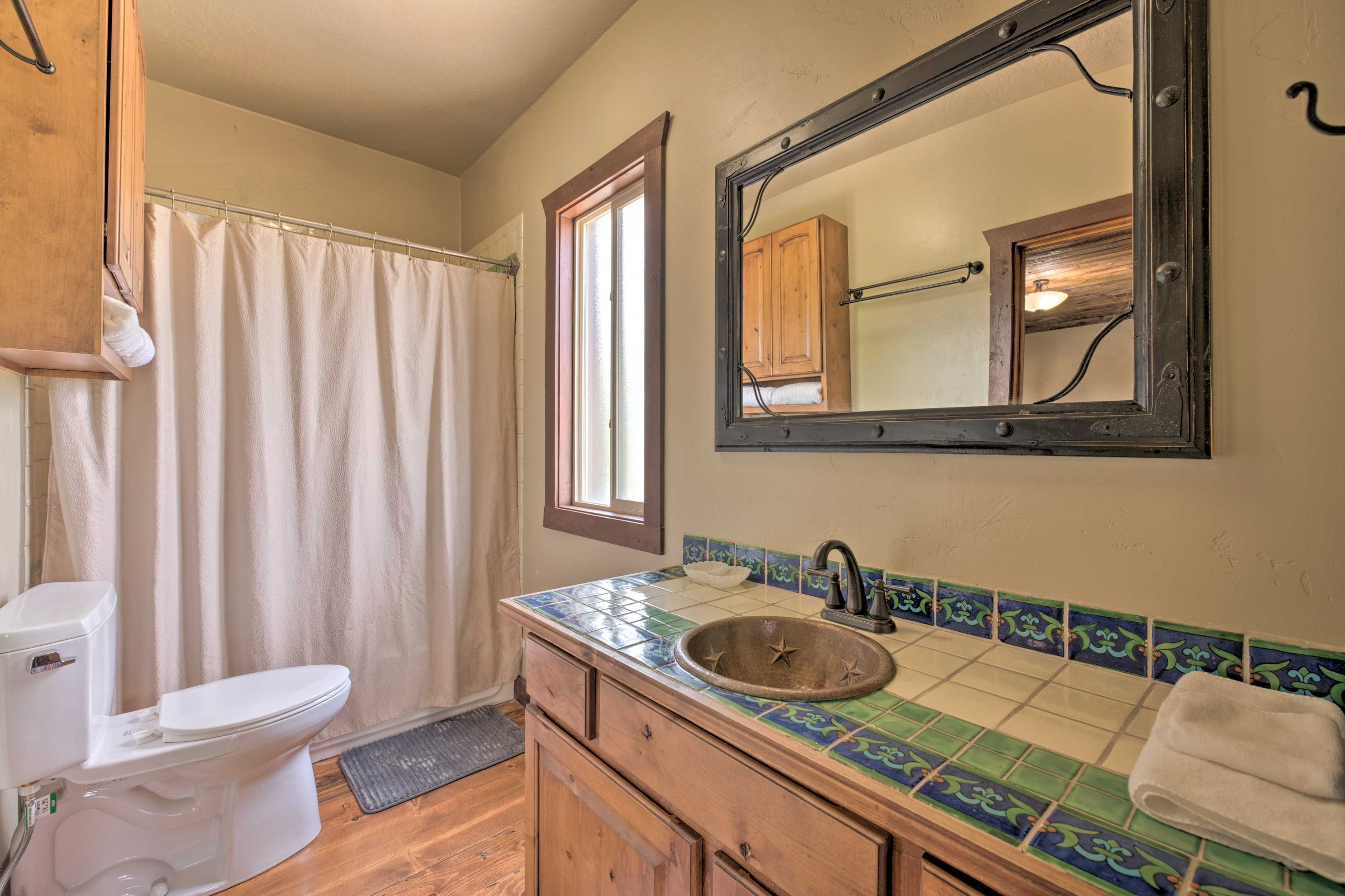 Full Bathroom | Towels Provided | Complimentary Toiletries