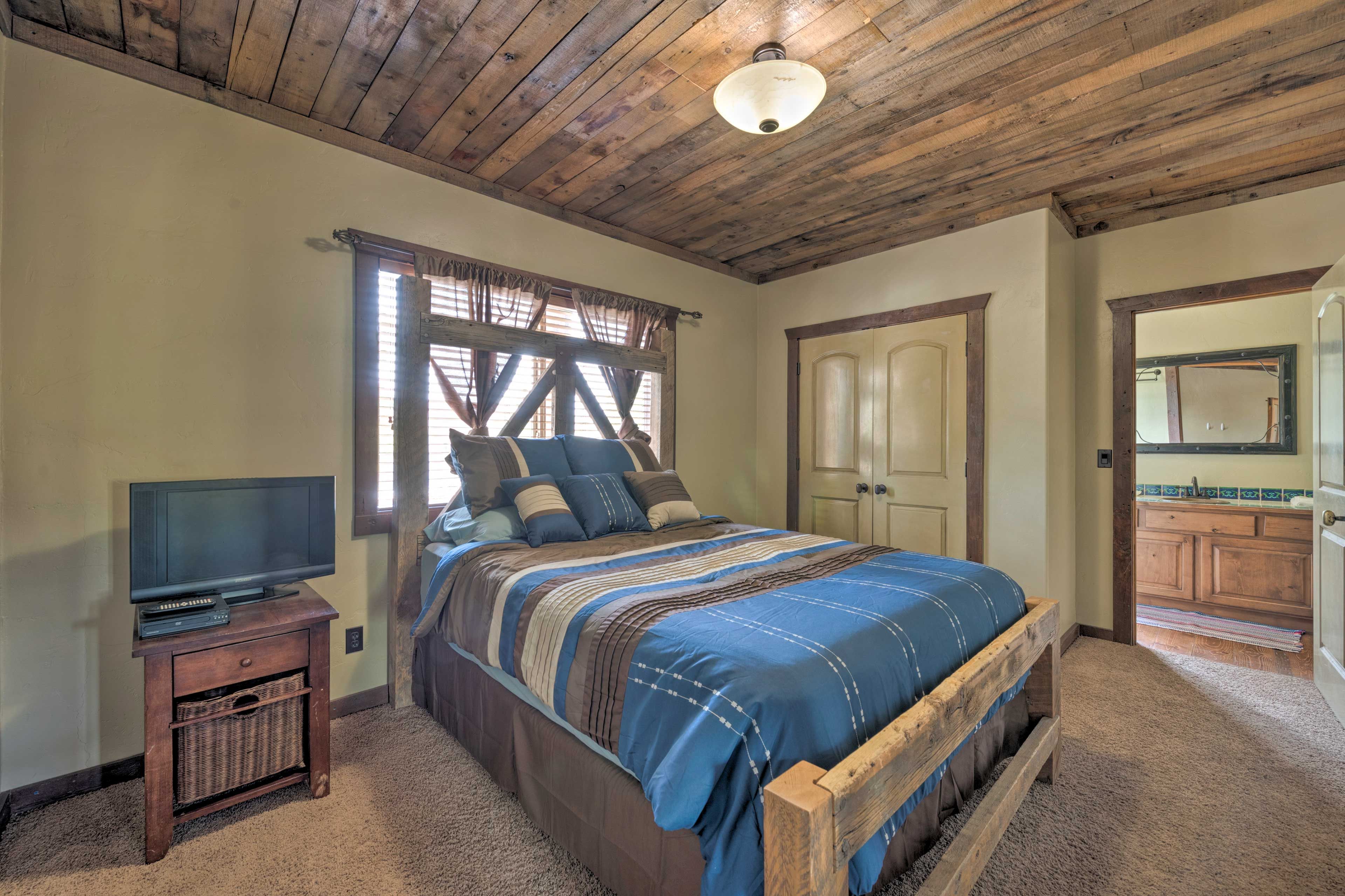 Bedroom | Queen Bed | Linens Provided