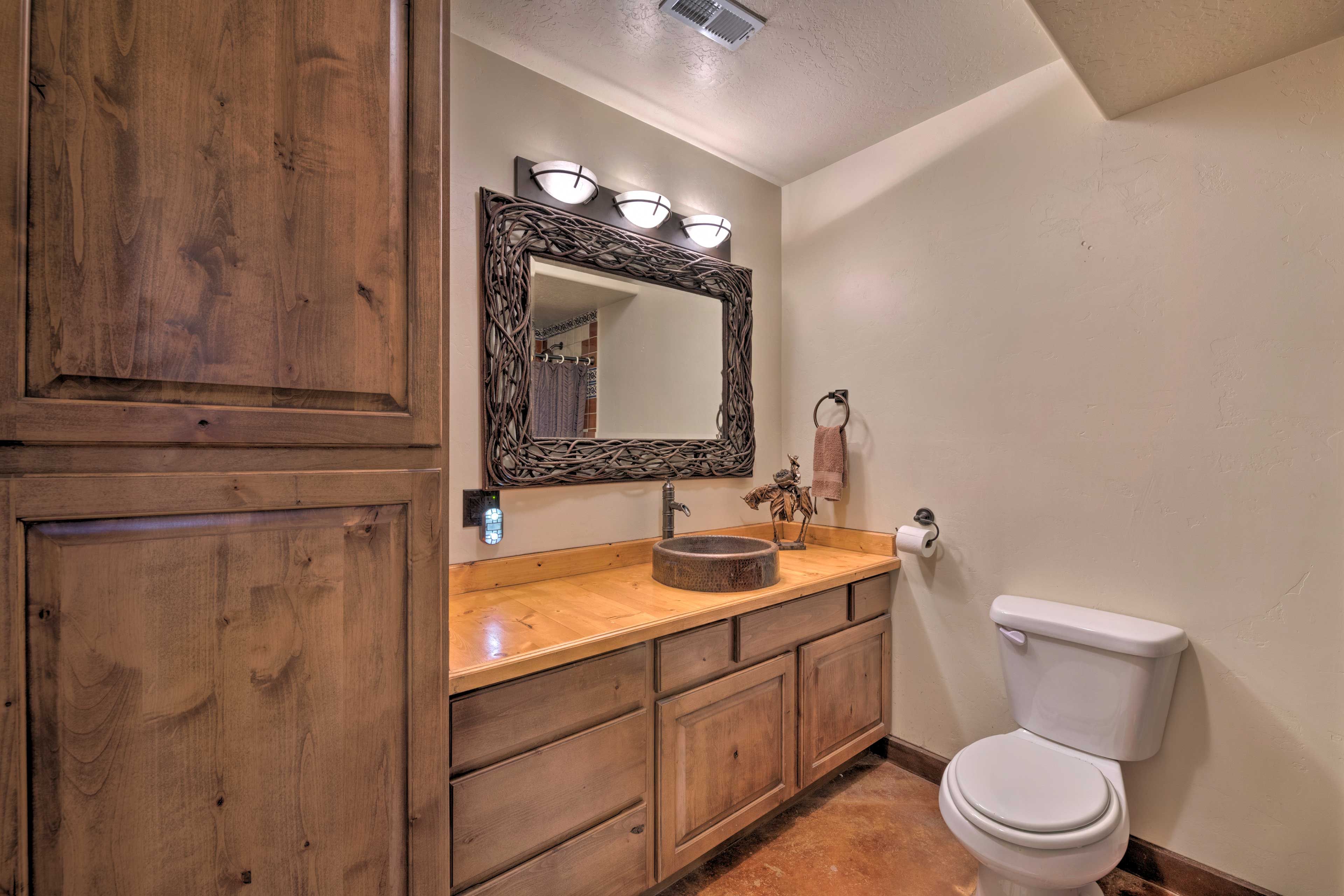 Full Bathroom | Towels Provided | Complimentary Toiletries